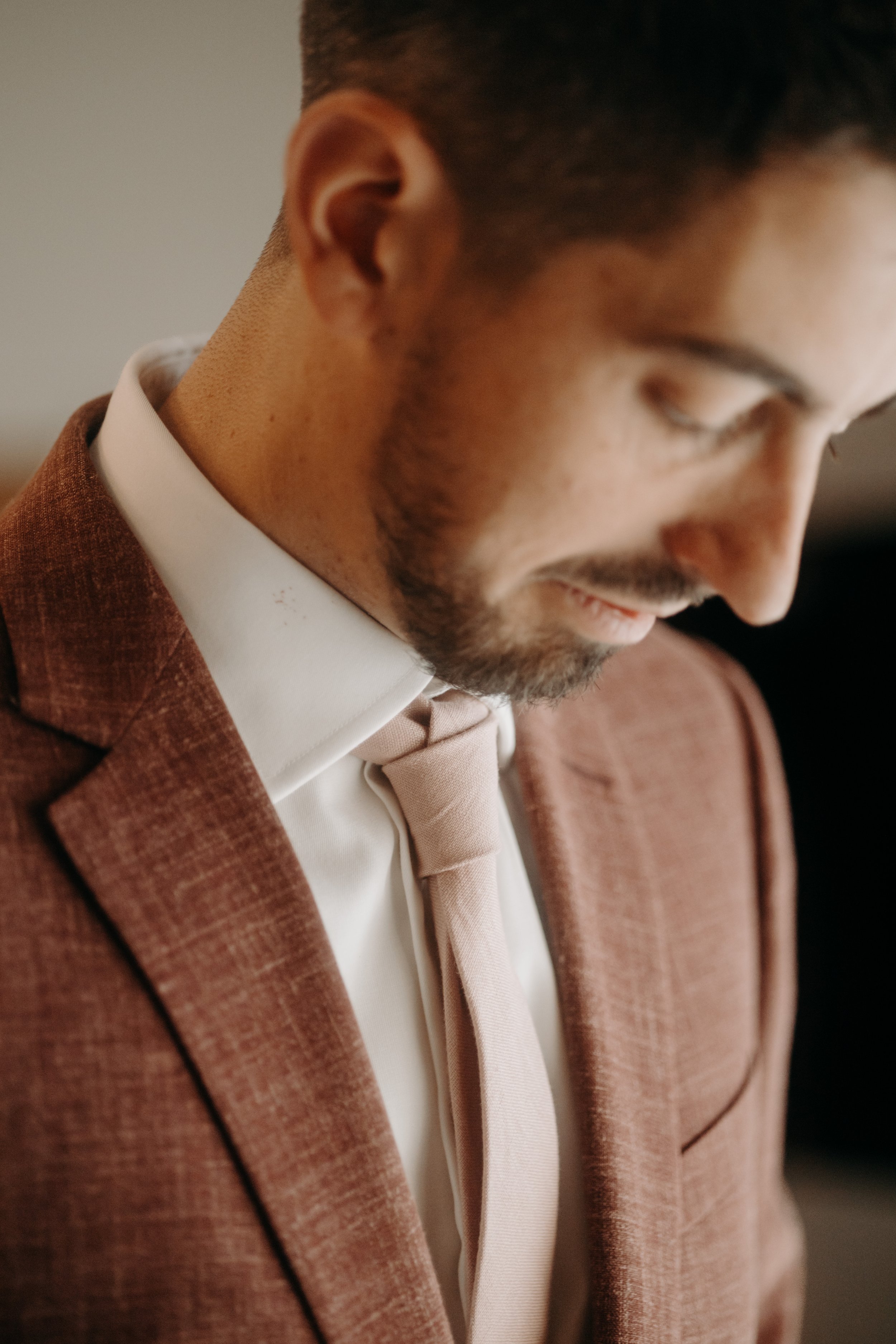 Portrait de marié lors des préparatifs. Les détails sont mis en valeur. 