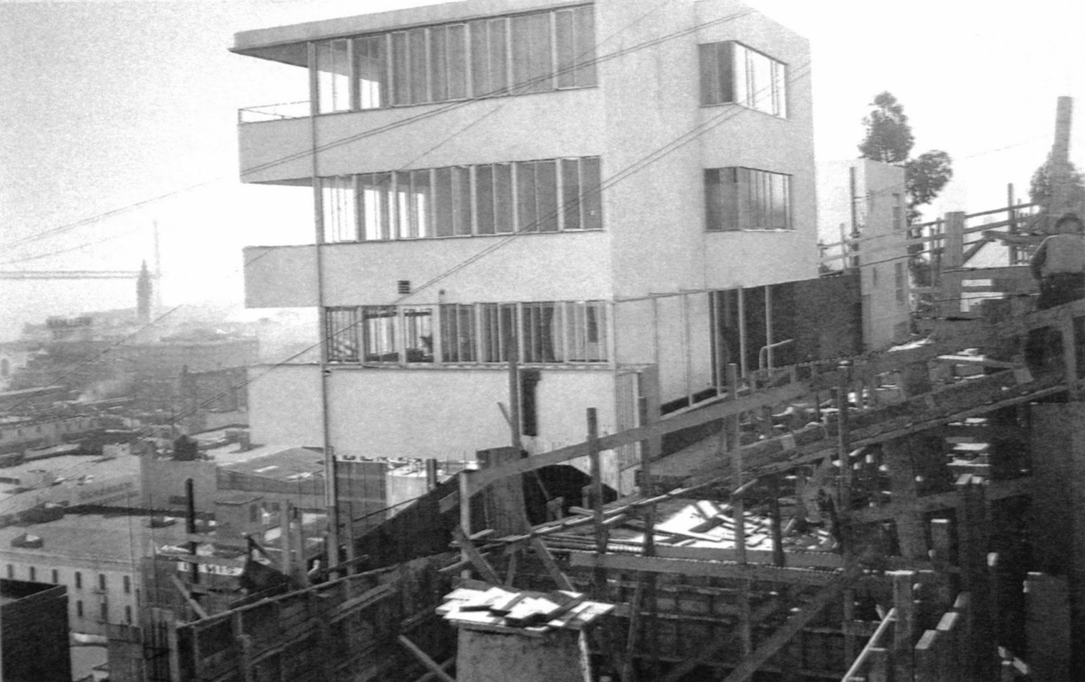 An image of Neutra House under construction.