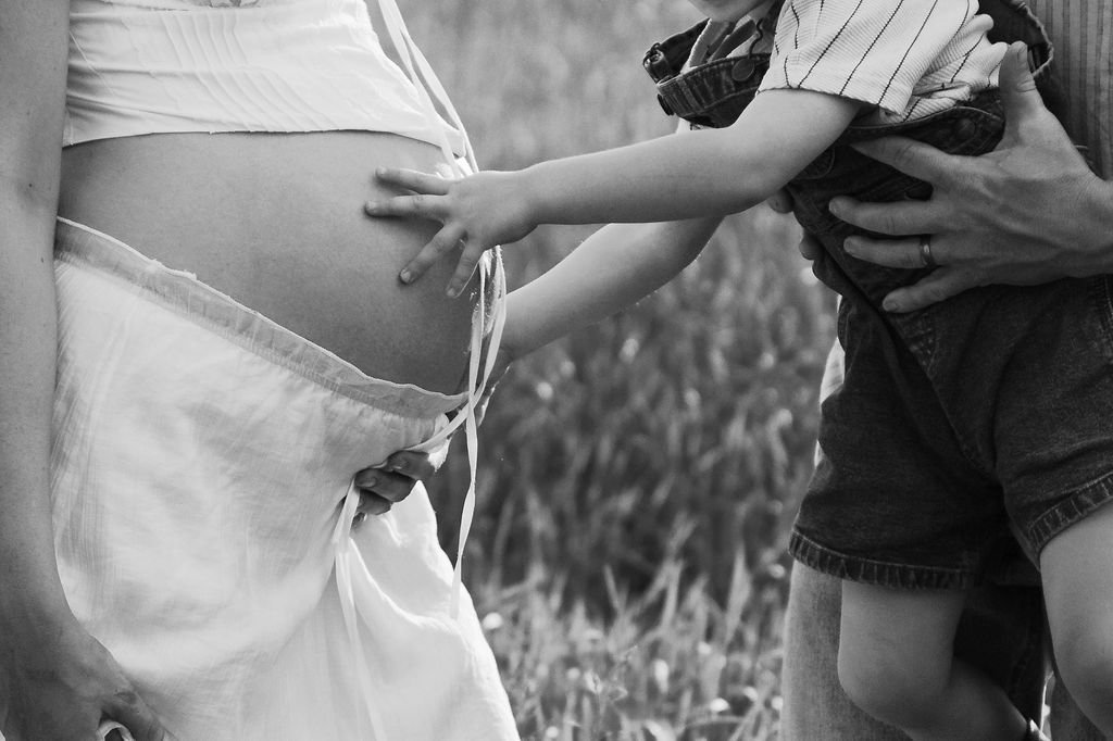 Country_Maternity_Session_Illinois_Dekalb (21).jpg