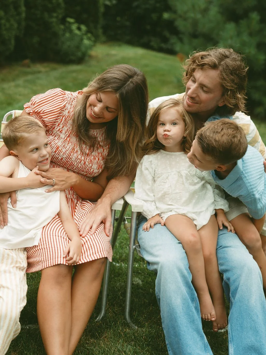 Life is just better with this family in it 💛 also anyone else wanna book a backyard family session pleeeaaassee?