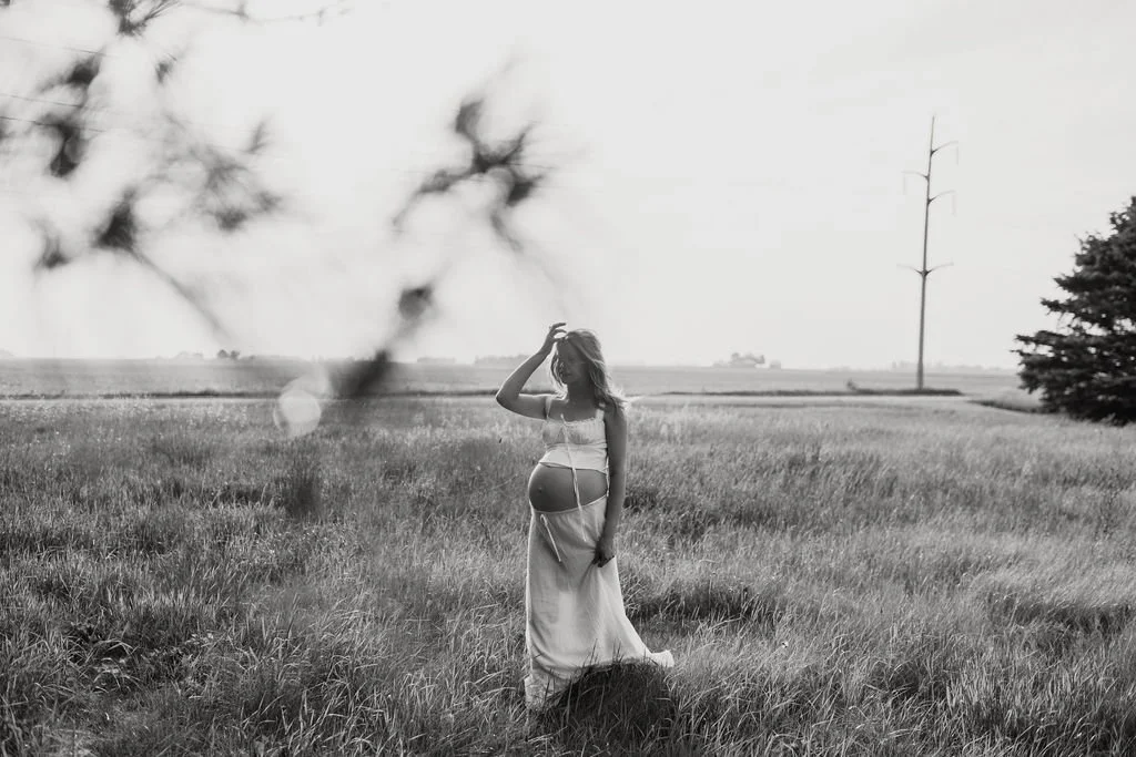 Country_Maternity_Session_Illinois_Dekalb (13).jpg