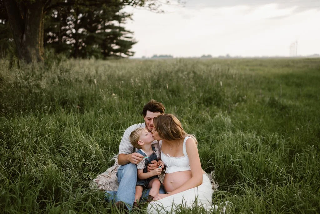 Country_Maternity_Session_Illinois_Dekalb (39).jpg