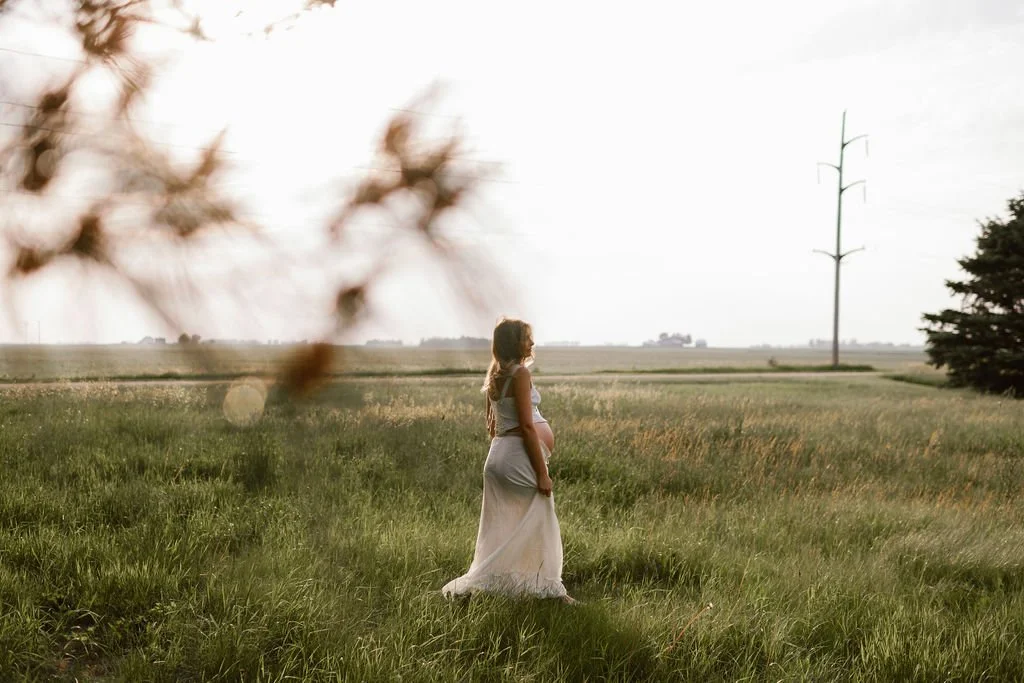 Country_Maternity_Session_Illinois_Dekalb (11).jpg