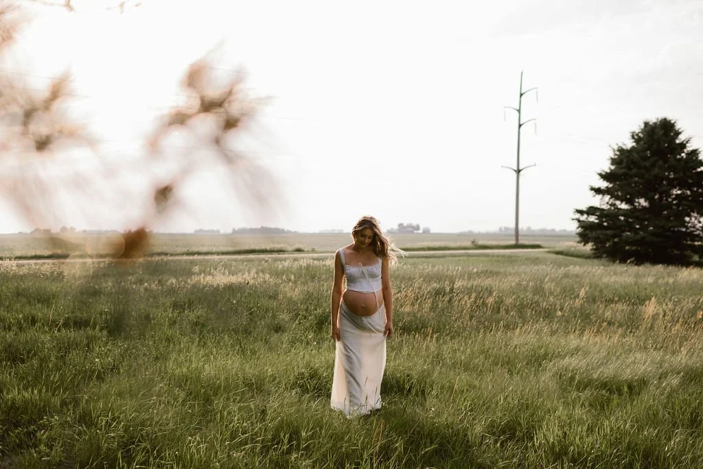 Country_Maternity_Session_Illinois_Dekalb (12).jpg