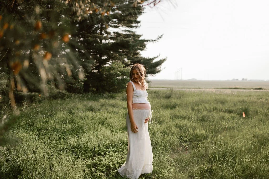 Country_Maternity_Session_Illinois_Dekalb (4).jpg