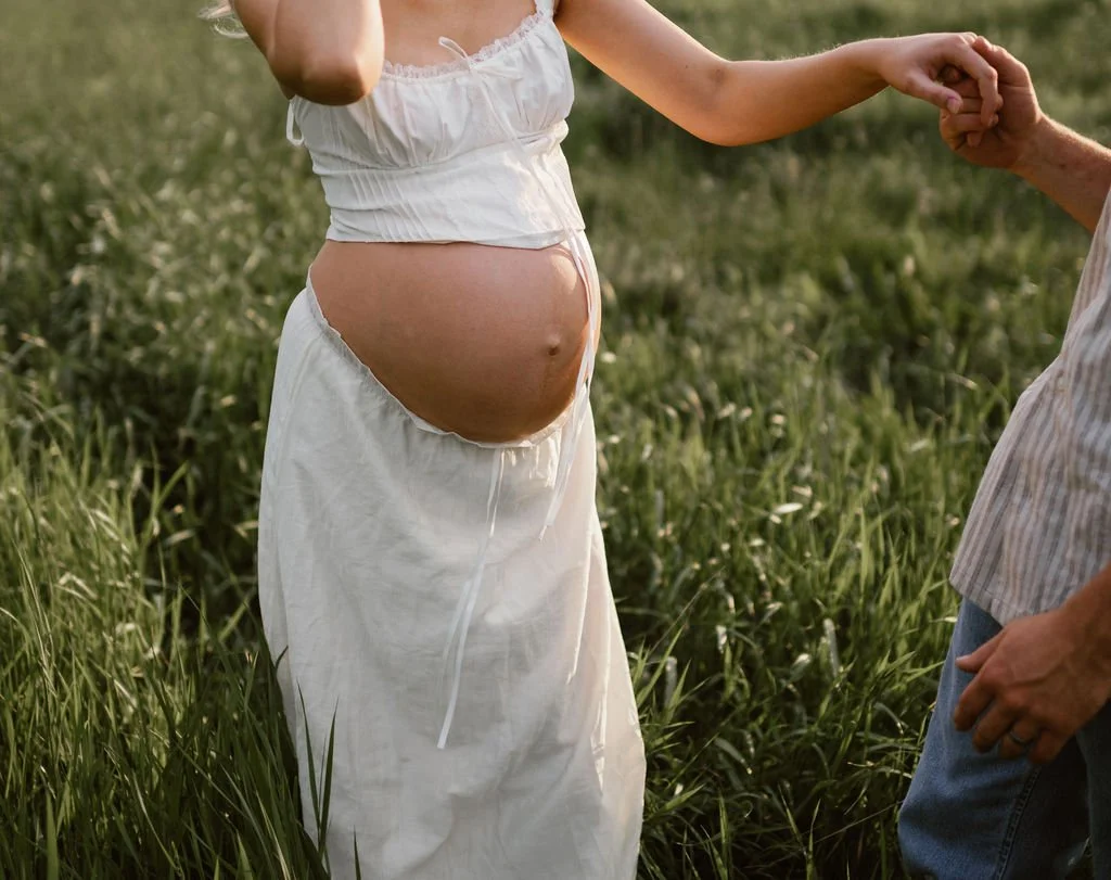 Country_Maternity_Session_Illinois_Dekalb (32).jpg