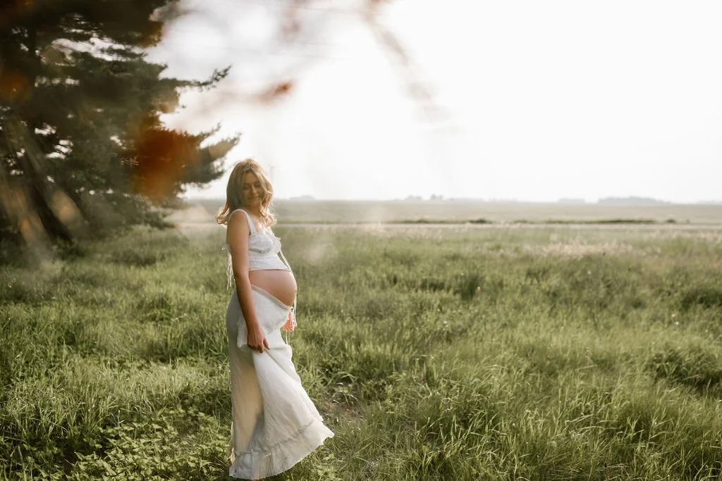 Country_Maternity_Session_Illinois_Dekalb (9).jpg