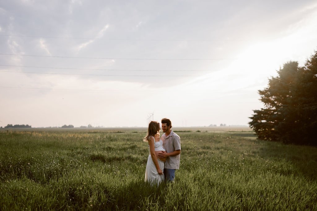 Country_Maternity_Session_Illinois_Dekalb (24).jpg