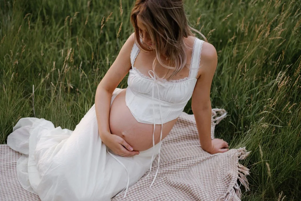 Country_Maternity_Session_Illinois_Dekalb (69).jpg
