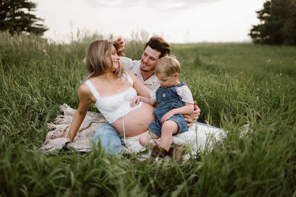 Country_Maternity_Session_Illinois_Dekalb (41).jpg