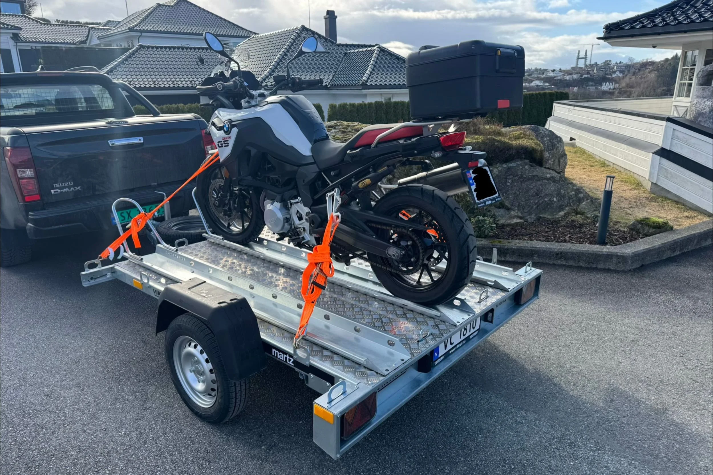 MC-tilhenger med motorsykkel stroppet på toppen. Foto