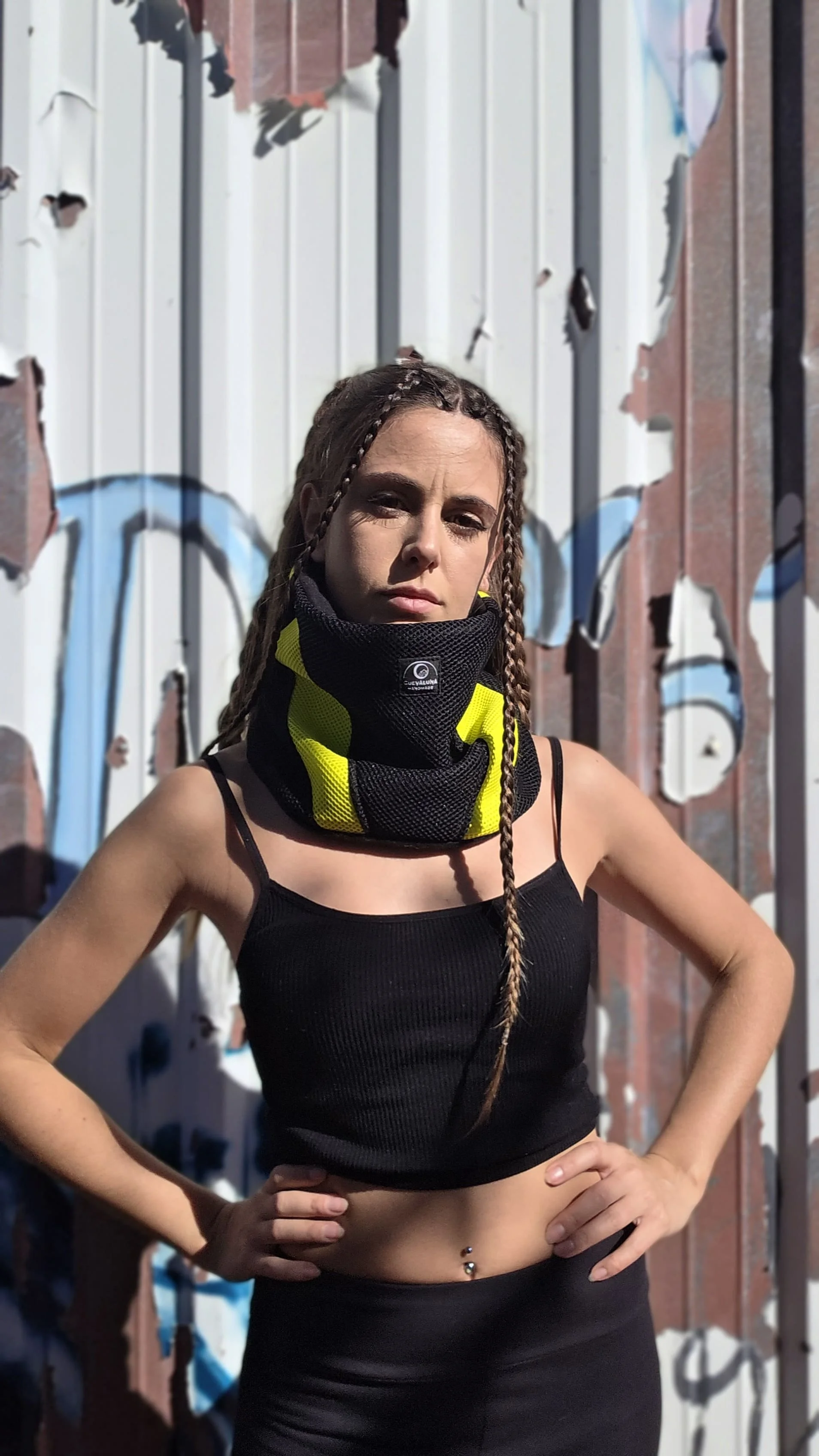 CUELLO○NEGRO CON FRANJA LATERAL AMARILLA○