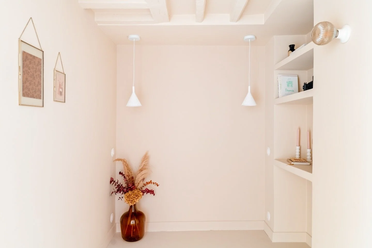 Projet Lancry, la chambre 🌸 (suite)

Ici la chambre a &eacute;t&eacute; pens&eacute;e comme une cabane, compact et chaleureuse avec sa teinte douce beige ros&eacute; et ses luminaires en pl&acirc;tre qui lui donnent un air de vacances ☀️ 

La circul