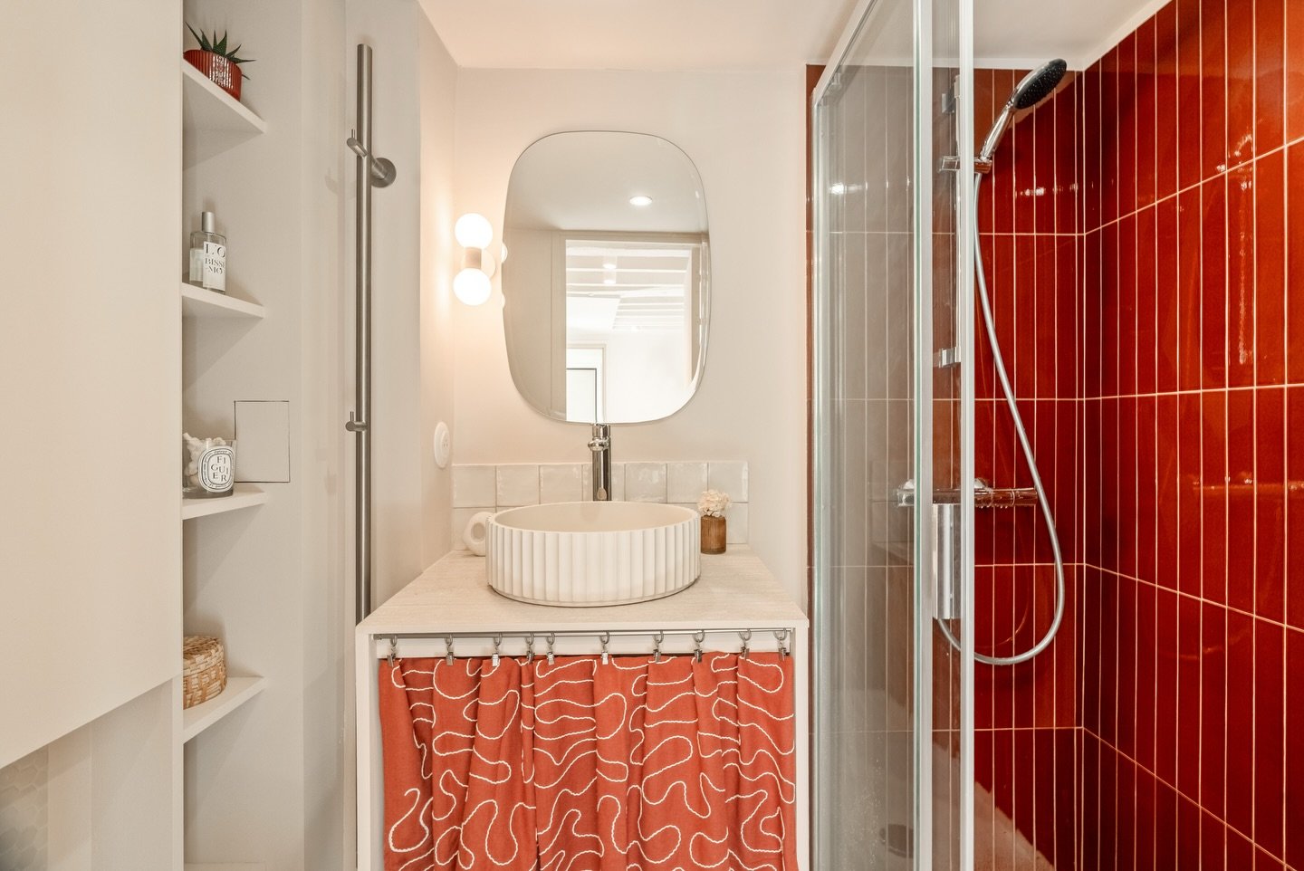 Projet Lancry, la salle de bain 🌼

On termine le Home tour avec la petite salle d&rsquo;eau ! 

L&rsquo;optimisation &eacute;tait essentielle pour cette pi&egrave;ce de 2 m&sup2;, dans laquelle je souhaitais int&eacute;grer une grande douche, un lav