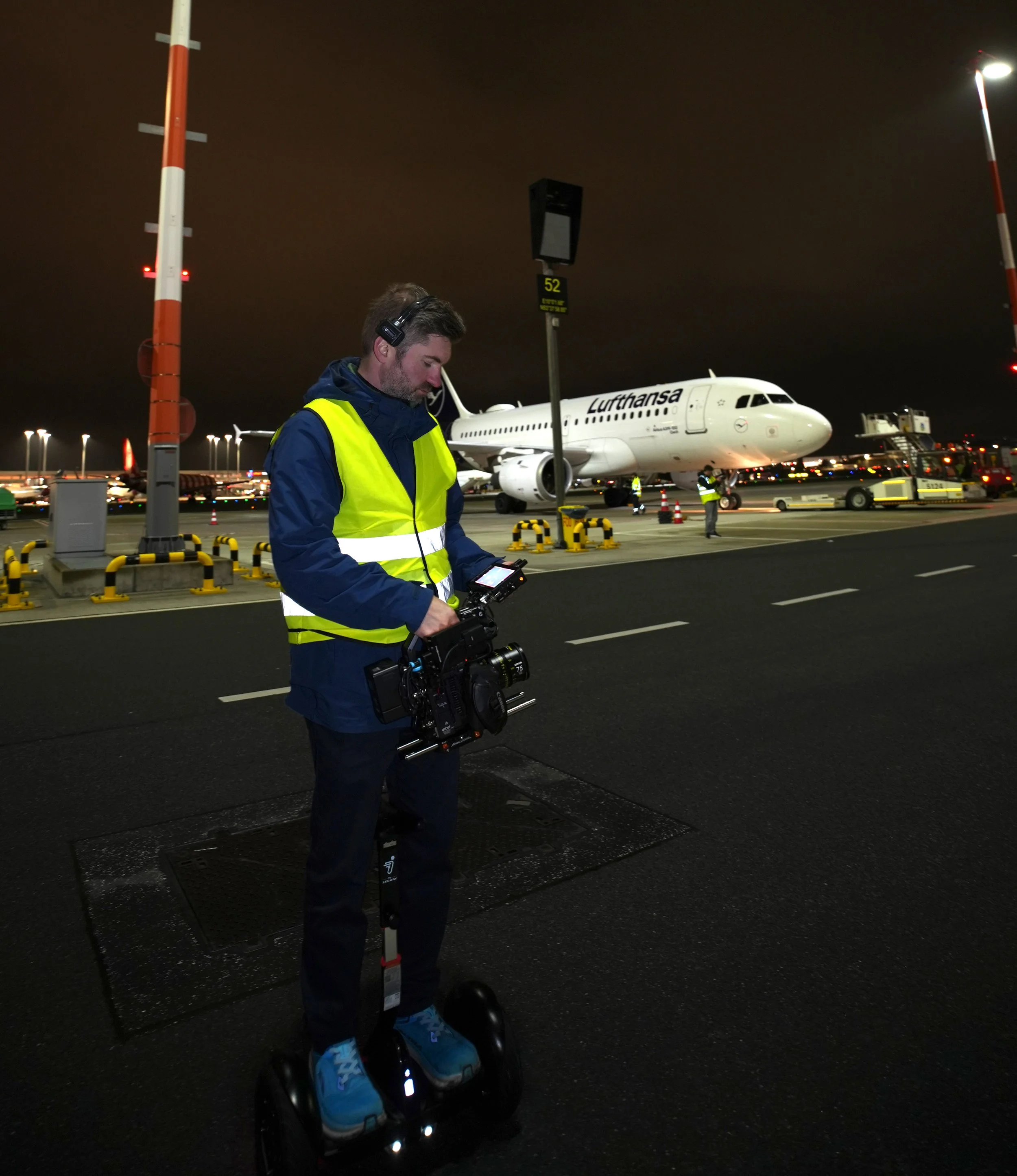 Eduard Ebel mit Segway am Flughafen.jpg