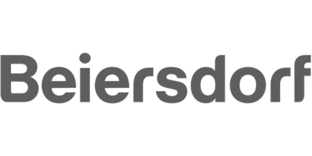 Das Bild zeigt den Schriftzug 'Beiersdorf' in großen, grauen Buchstaben auf einem dunklen Hintergrund.