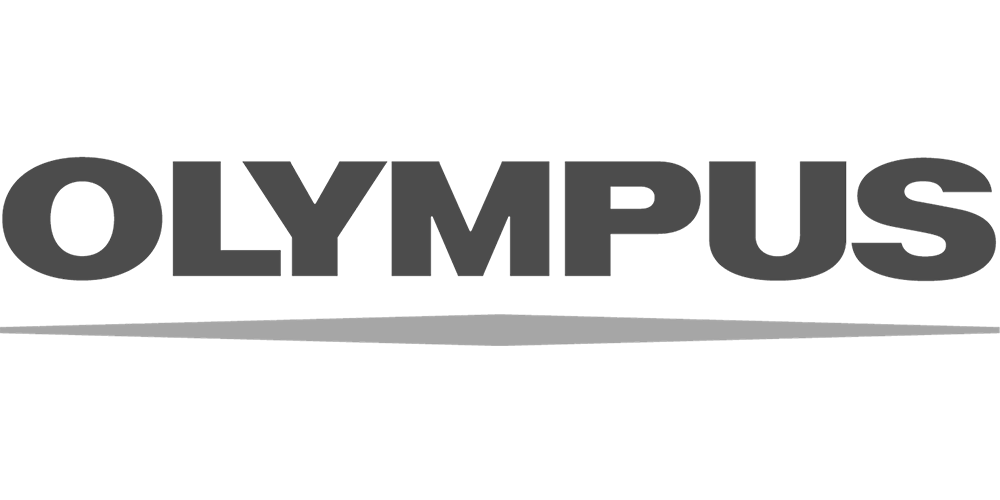 Das Bild zeigt das Logo der Marke Olympus, bestehend aus dem Wort ‚OLYMPUS‘ in schwarzen Buchstaben auf einem weißen Hintergrund.