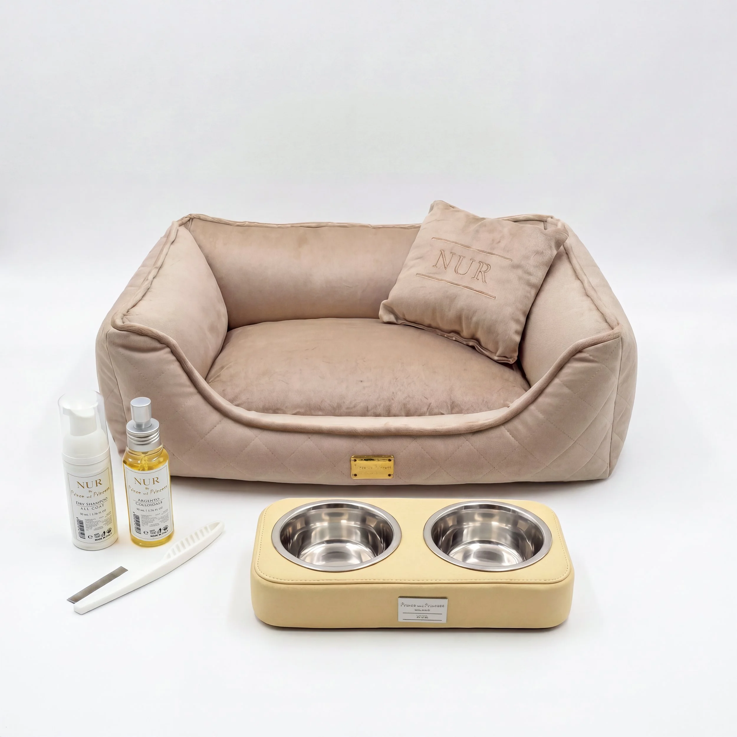 Set di prodotti di cura per le unghie, include bottigliette di deodorante, base per unghie e strumenti vari, disposti su una superficie bianca con un'apparecchiatura in stile manicure.