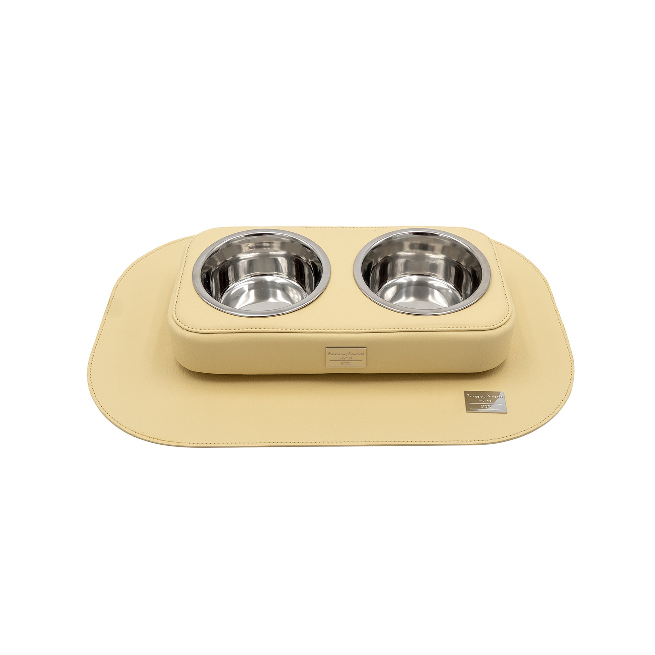 Dispenser di cibo automatico con due ciotole di metallo in una struttura di colore beige