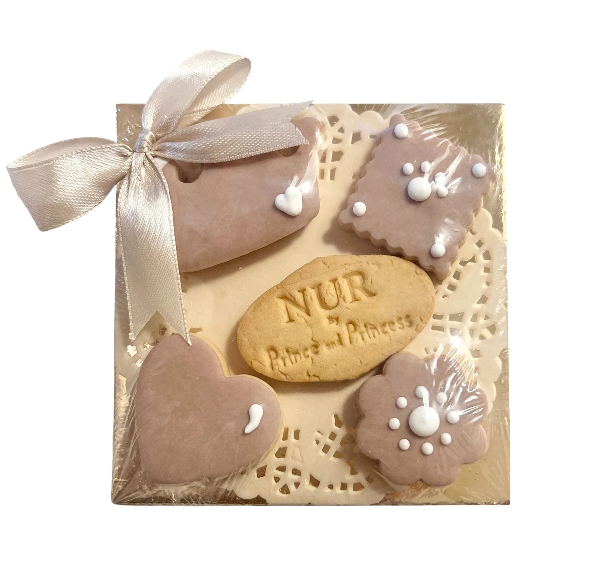 Confezione regalo decorata con fiocco di nastri beige contenente biscotti e decorazioni di zucchero color rosa e bianco.
