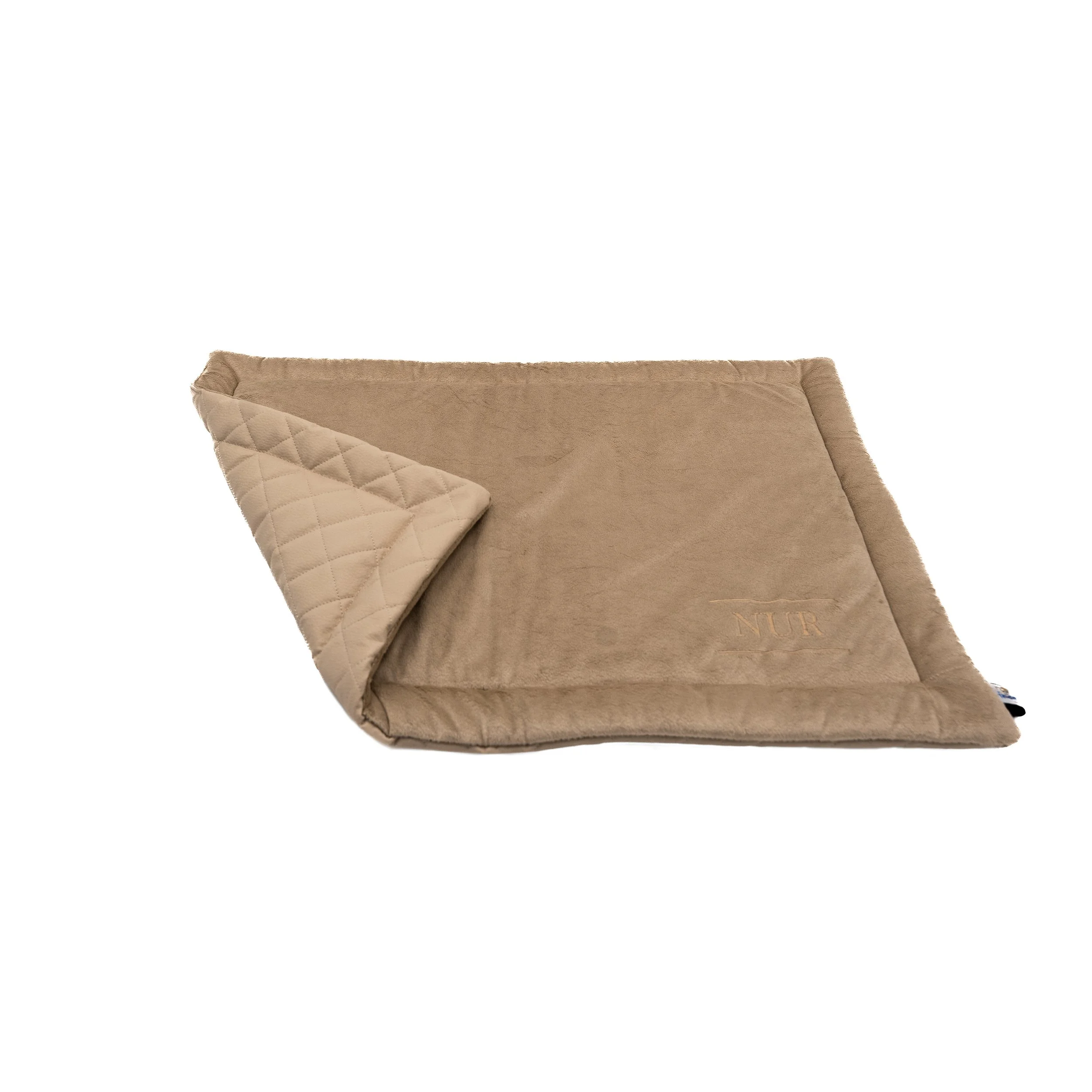 Una coperta o piumone beige con il monogramma 'NUR' in rilievo, posta su un supporto o letto.
