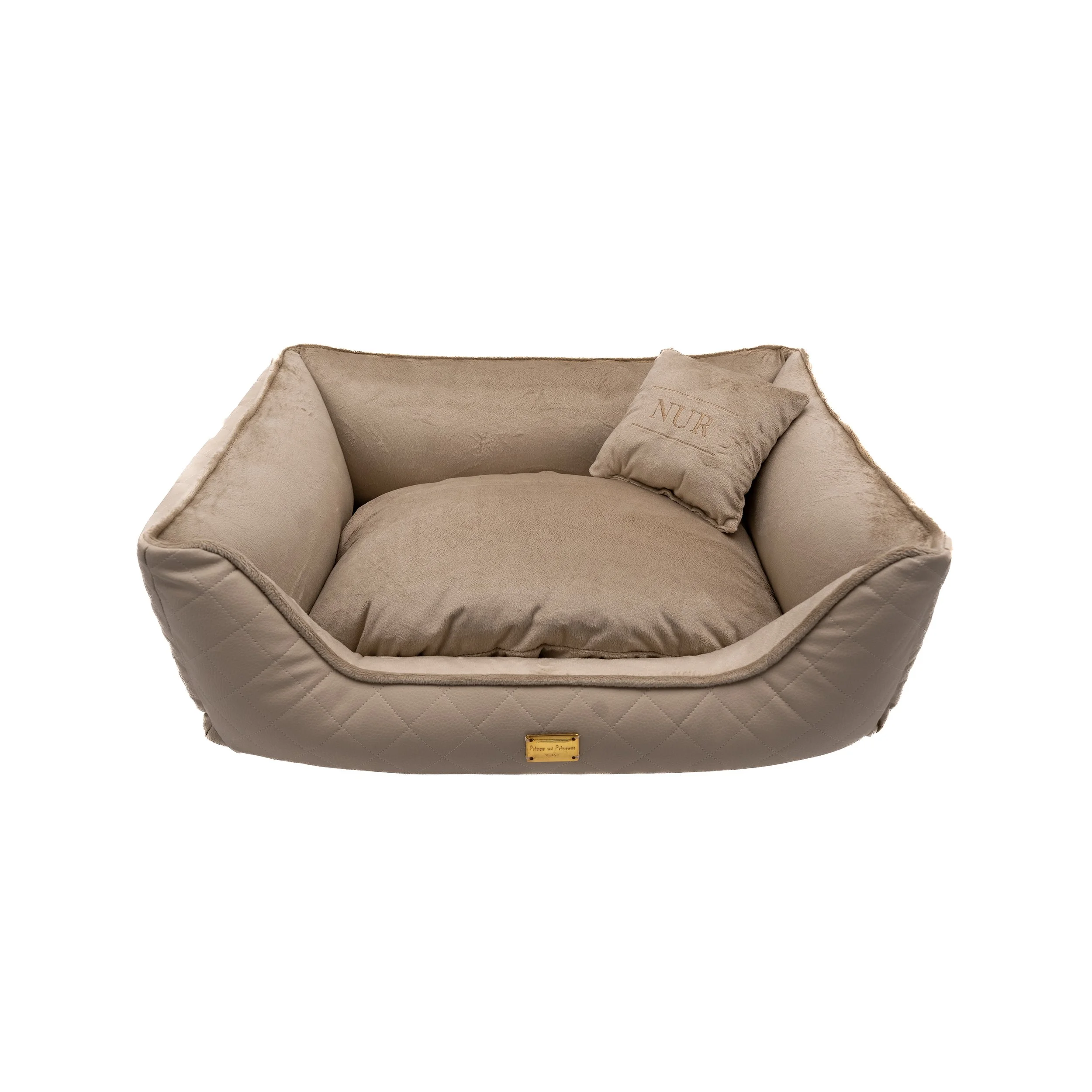 Cestino per la cuccia di un cane di colore beige con un cuscino con la scritta 'NUR'.