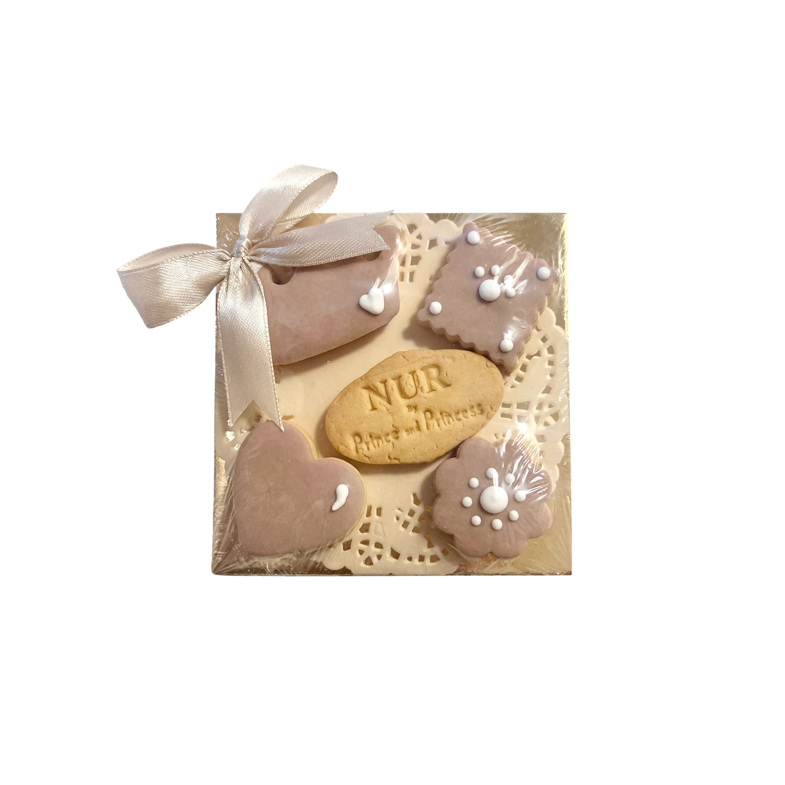 Confezione regalo con biscotti decorati a forma di cuore e fiore, decorazioni bianche, con un fiocco di raso beige.