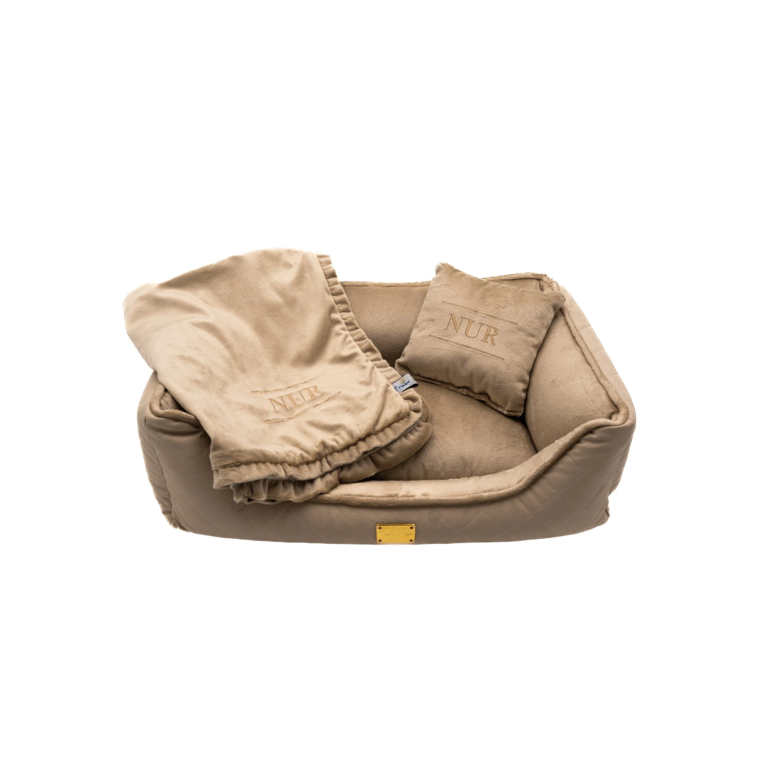 Un cuscino beige con la scritta 'NUR' in rilievo e una tasca laterale, posato su una superficie.