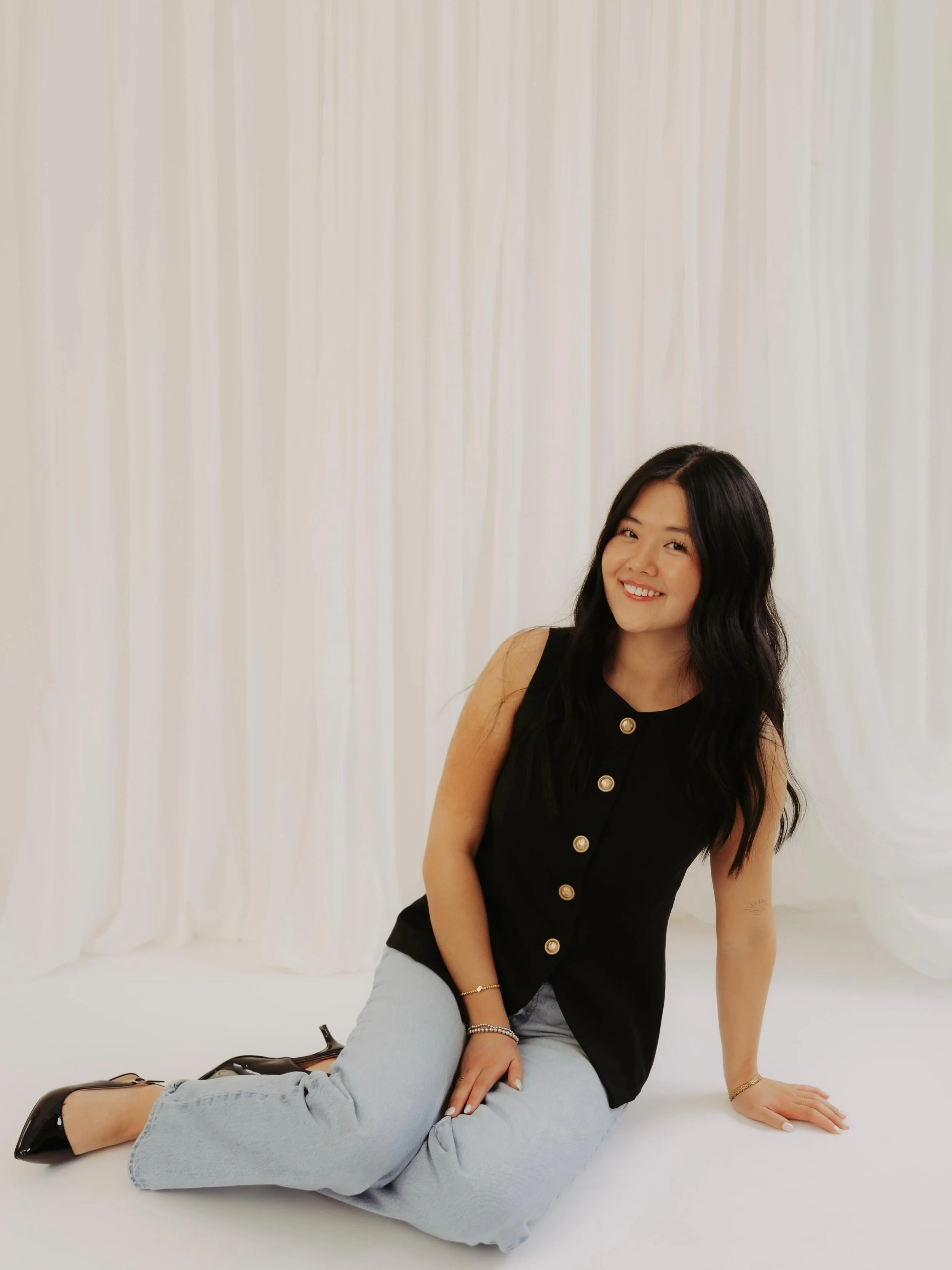 Hi!! I&rsquo;m Pearl ✨

I&rsquo;m a Licensed Esthetician &amp; owner of Pure Skin by Pearl. I graduated from Premiere Aesthetics Institute in March and jumped straight into what I love! 
I specialize in microneedling, dermaplaning, customized facials