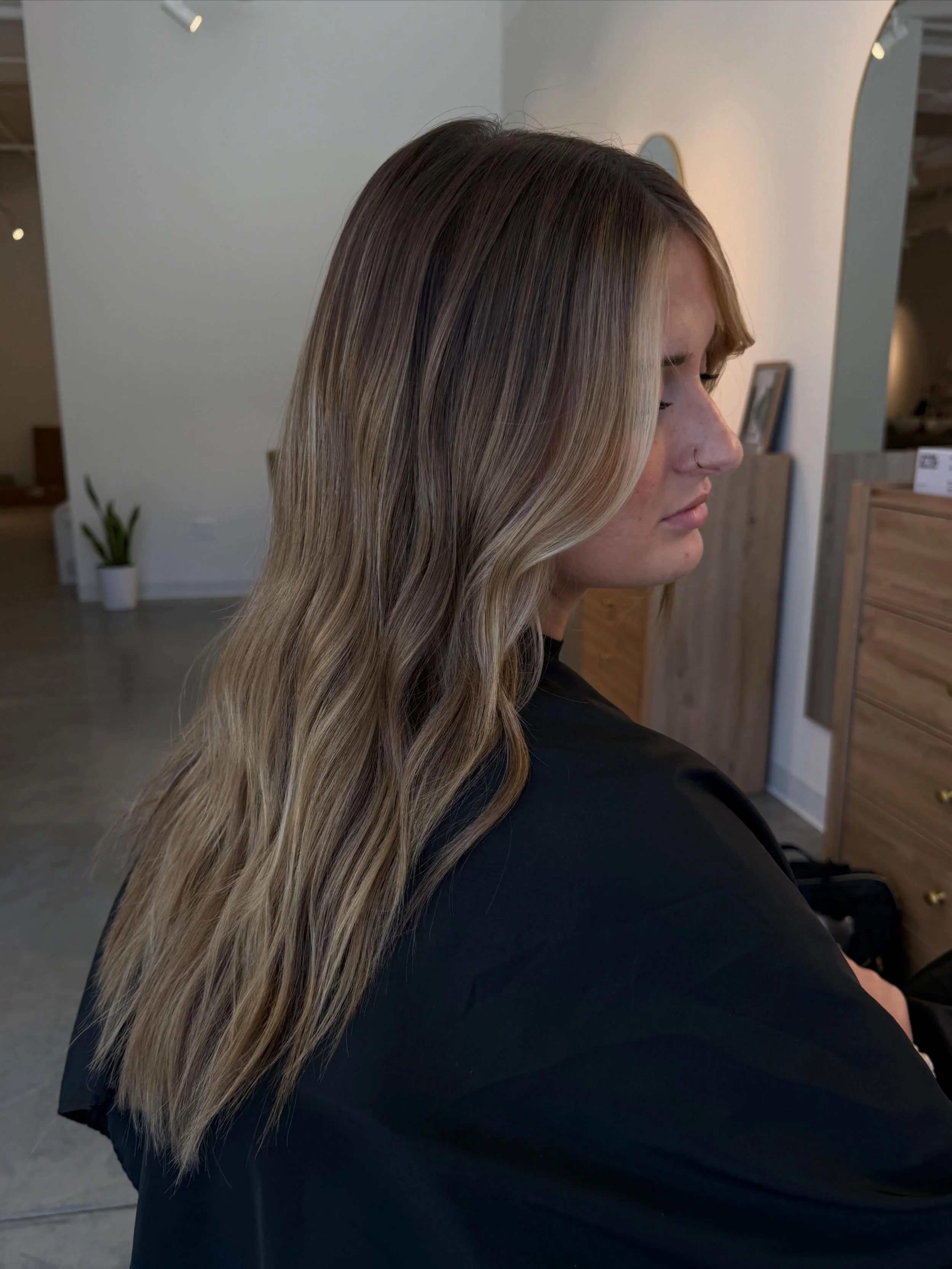 Lived-in blonde 🌞 effortless, soft, and made to grow with you.