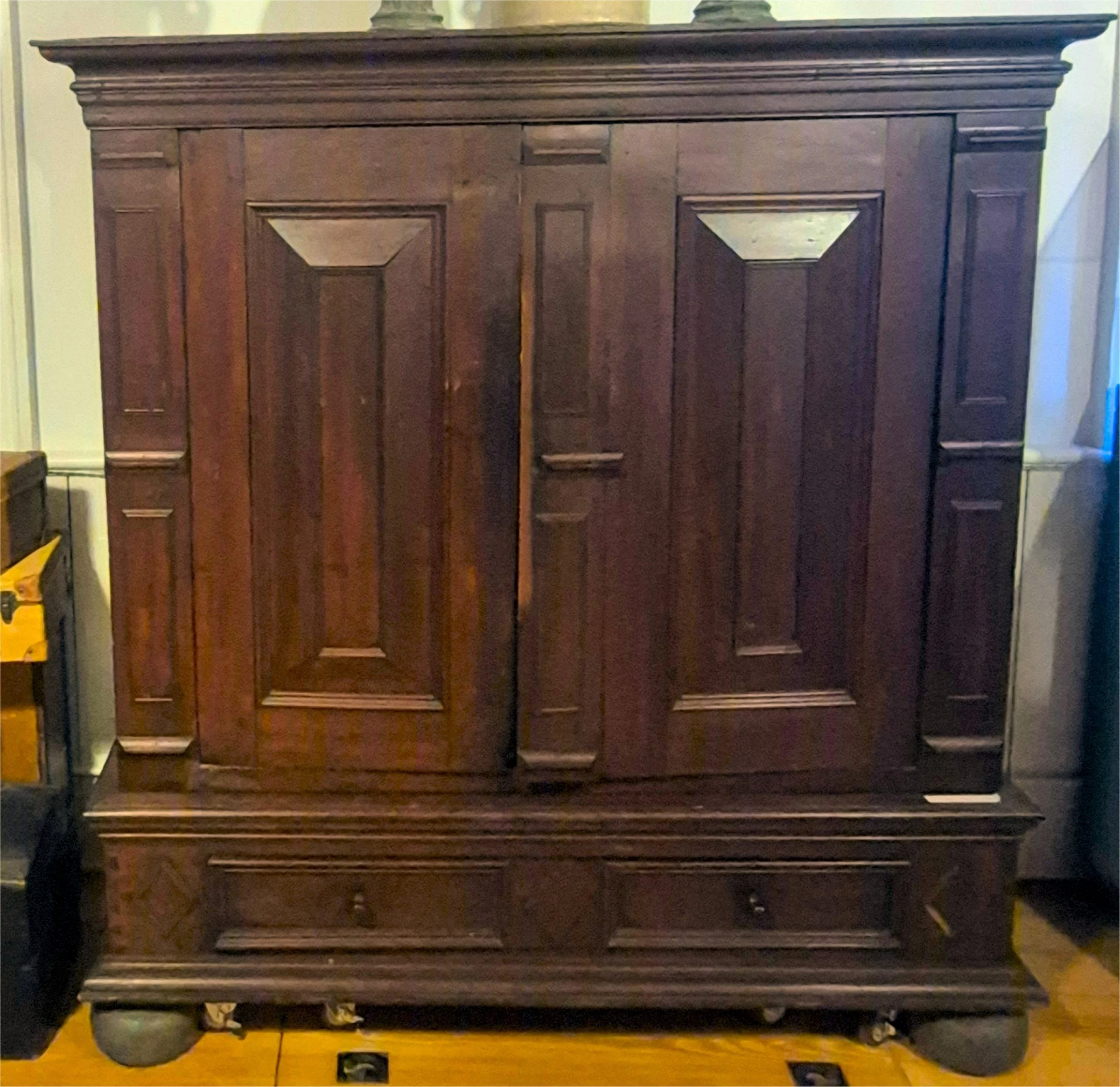  Kas, circa 1700  A kas is a large Dutch-style cupboard for storing household linens, clothing, and valuables, used in the Netherlands and in Dutch colonial America—especially New York and New Jersey—as both practical storage and a conspicuous marker
