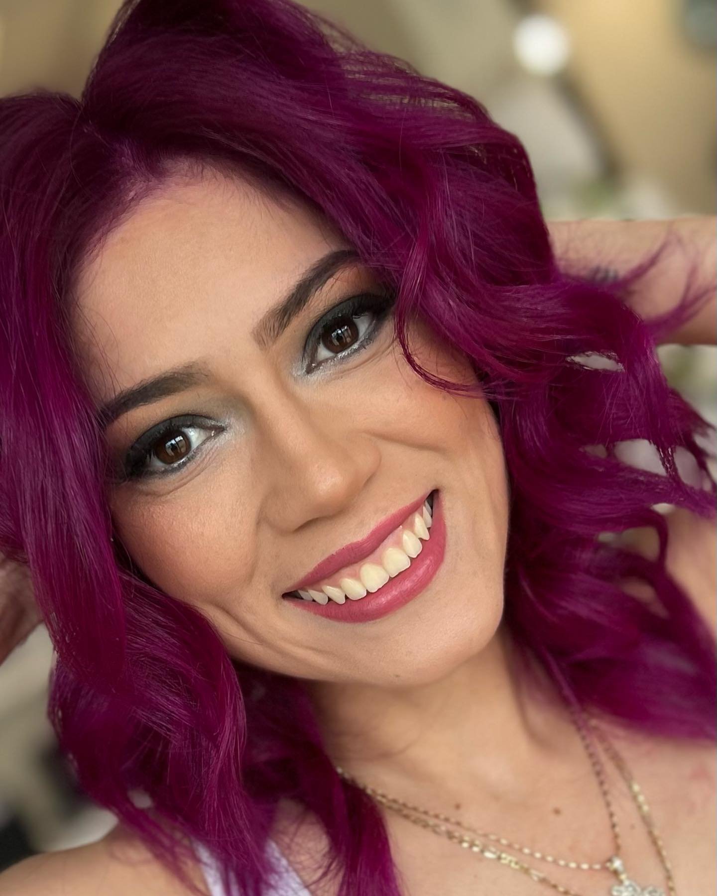 CABELLO MORADO 🤷&zwj;♀️🟣‼️
La forma en que luces tu cabello dice mucho de tu personalidad, los colores intensos y vibrantes suelen destacar la esencia y la actitud de las mujeres, evocando su atrevimiento en tonos atractivo, como ellas lo son. El c
