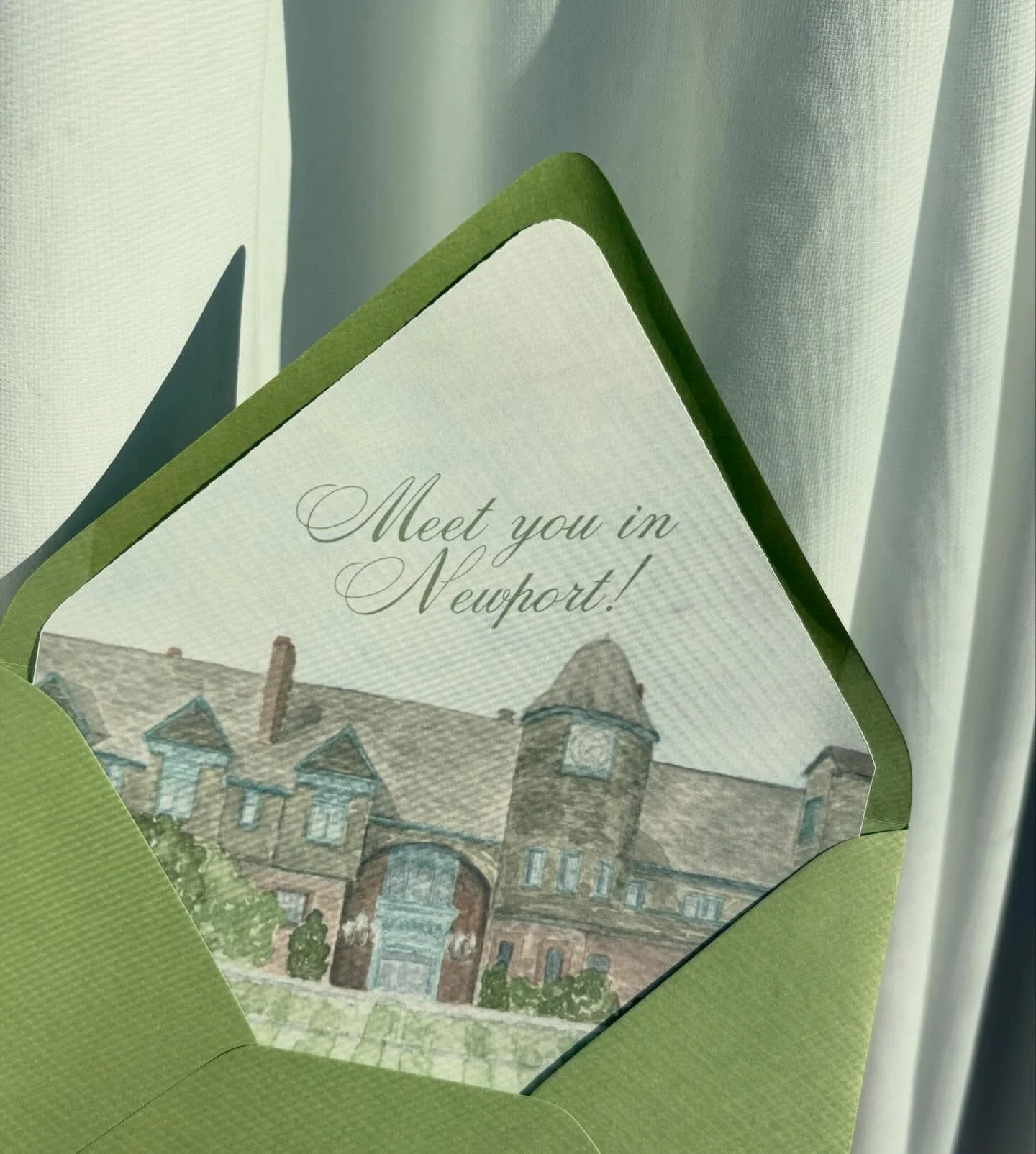 Meet you in Newport! 🎾 Playing around with this hand-painted @tennishallofame venue illustration as an envelope liner design 💌 

#2026bride #2027bride #newportwedding #weddingstationery #customweddinginvitations