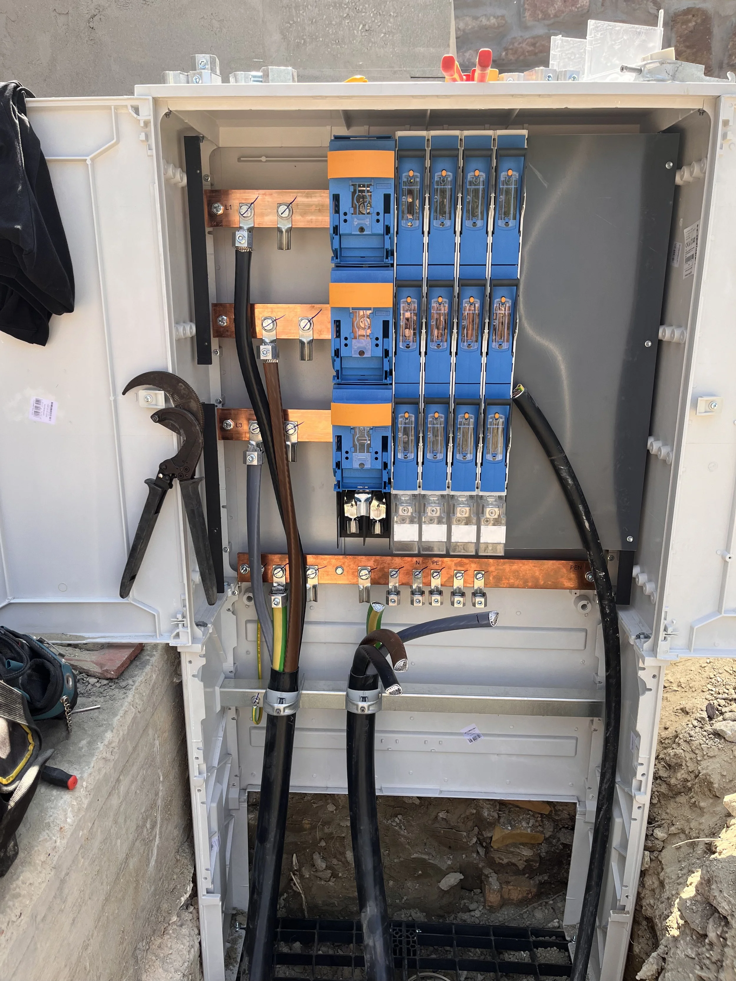 Elektromos elosztószekrény bekötése lakossági ingatlanban