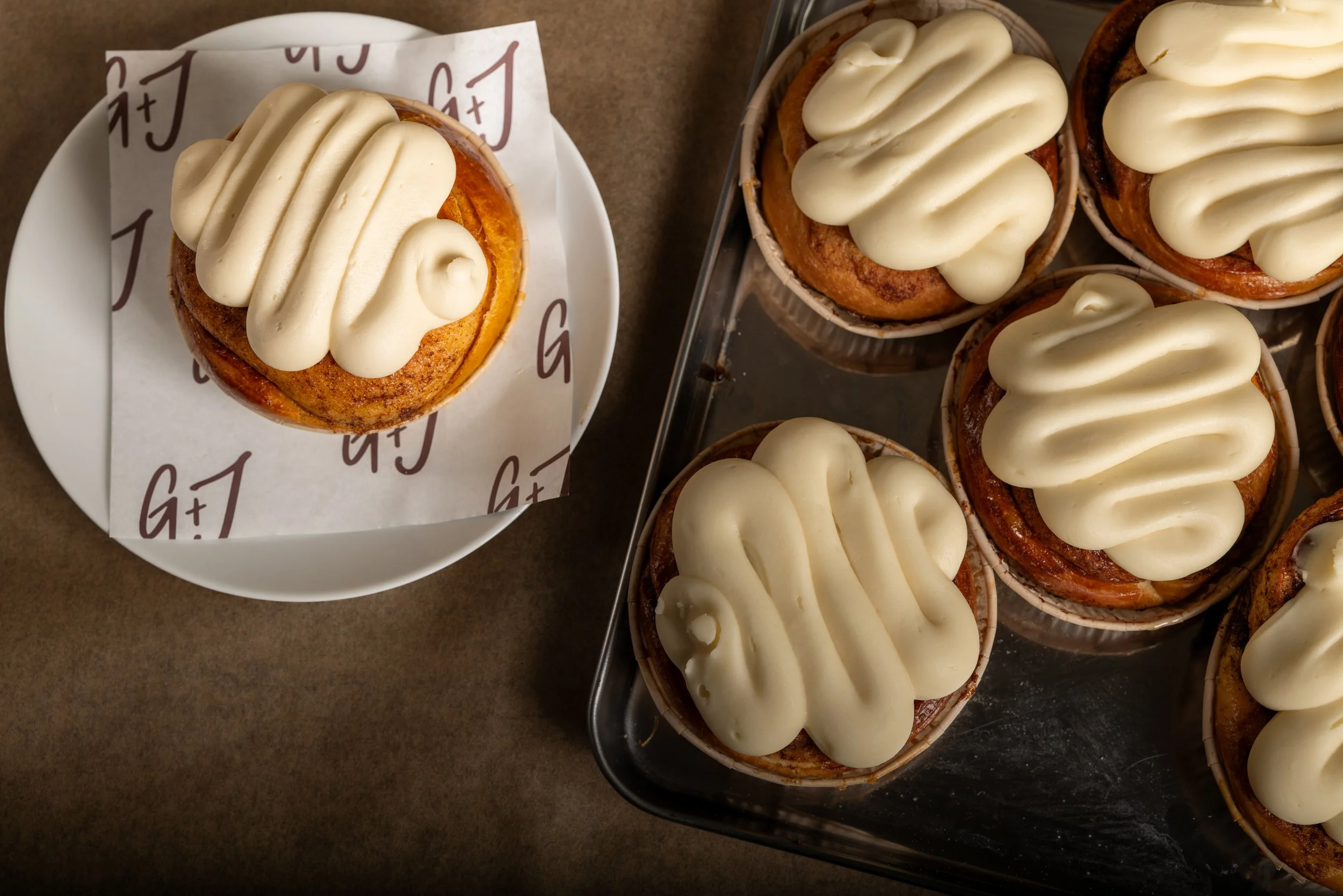 Fluffy cinnamon buns with vanilla frosting