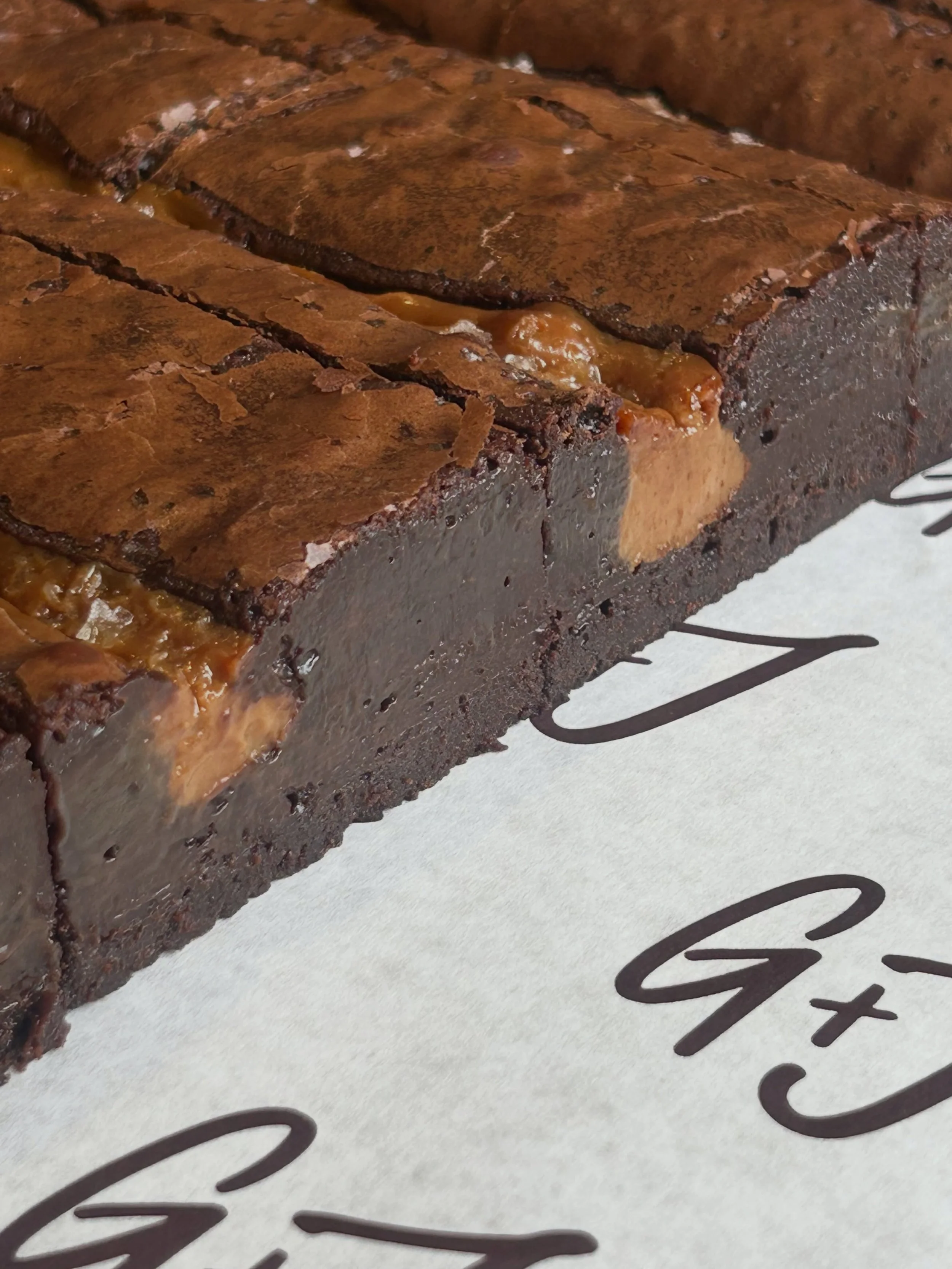Is there anything better than a fudgy chocolate brownie? Maybe one with a salted caramel river running through it 🤤

This has to be my favourite combo - dark rich brownie, gooey indulgent caramel and waaaaay too much Malton sea salt to balance it al