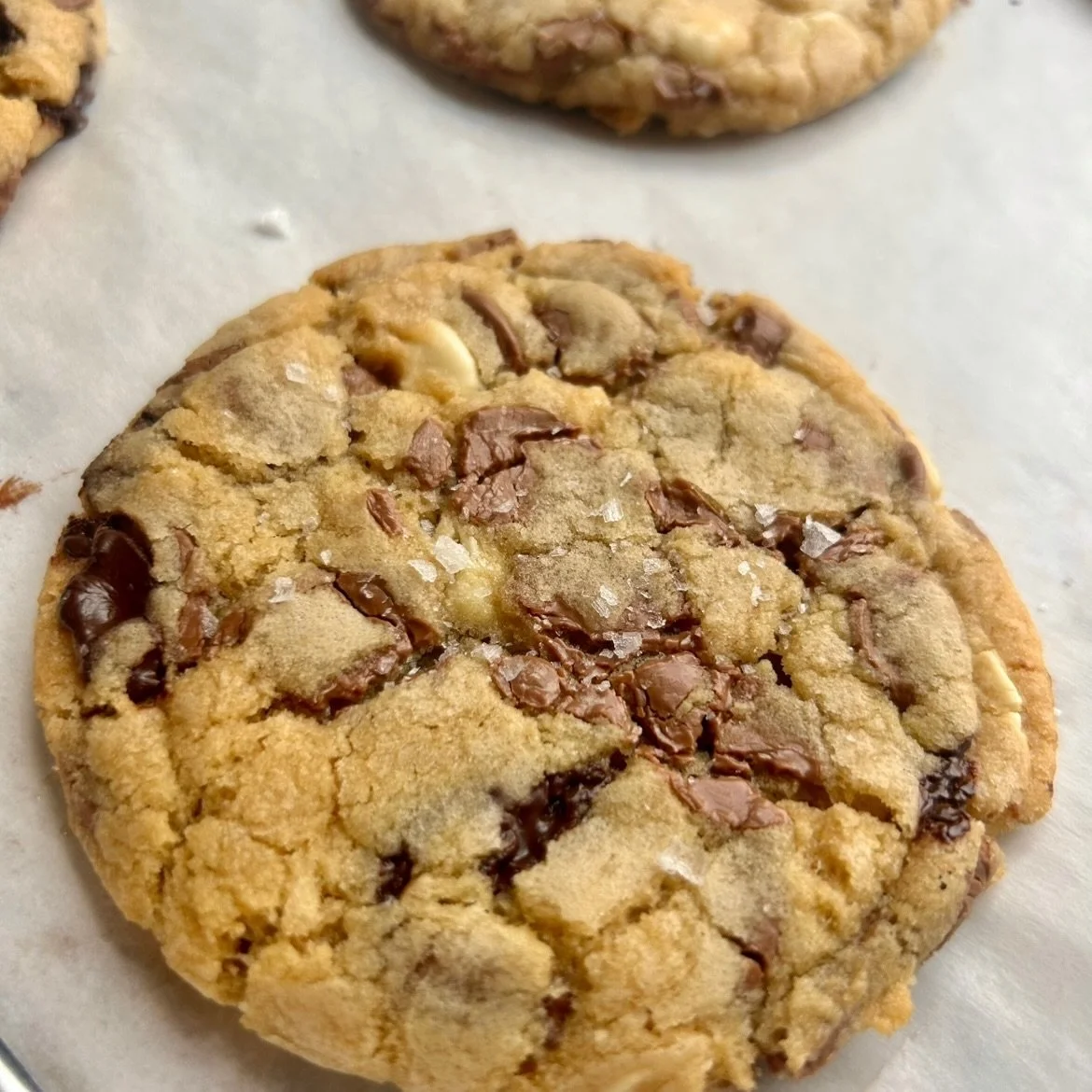Is there actually anything better than a classic chocolate chip cookie? 

Crisp edges, gooey centre, packed with chocolate chips, and obviously a little sea salt on top - I&rsquo;m obsessed 😍