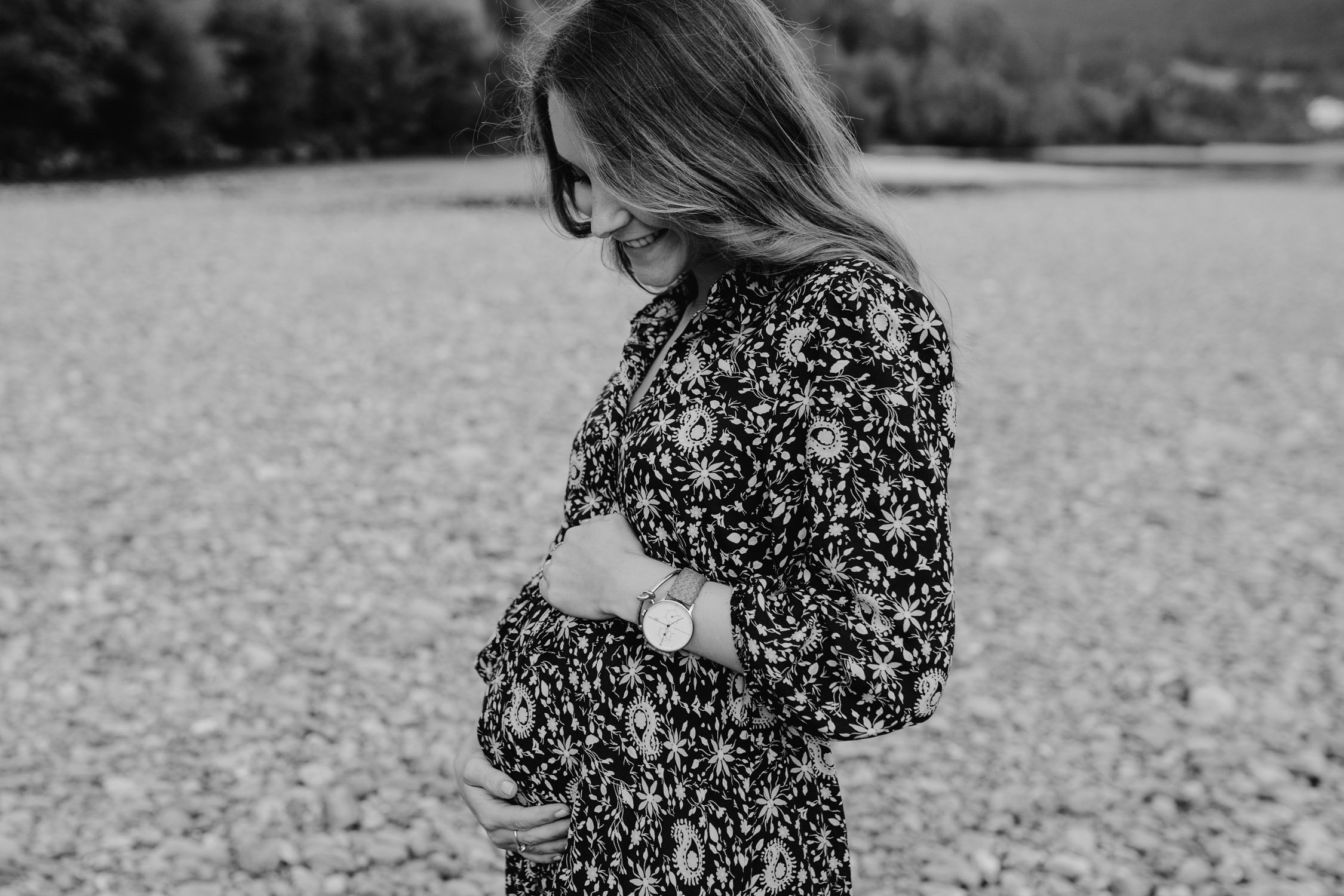 Natürliche Babybauchfotografie Vorarlberg.