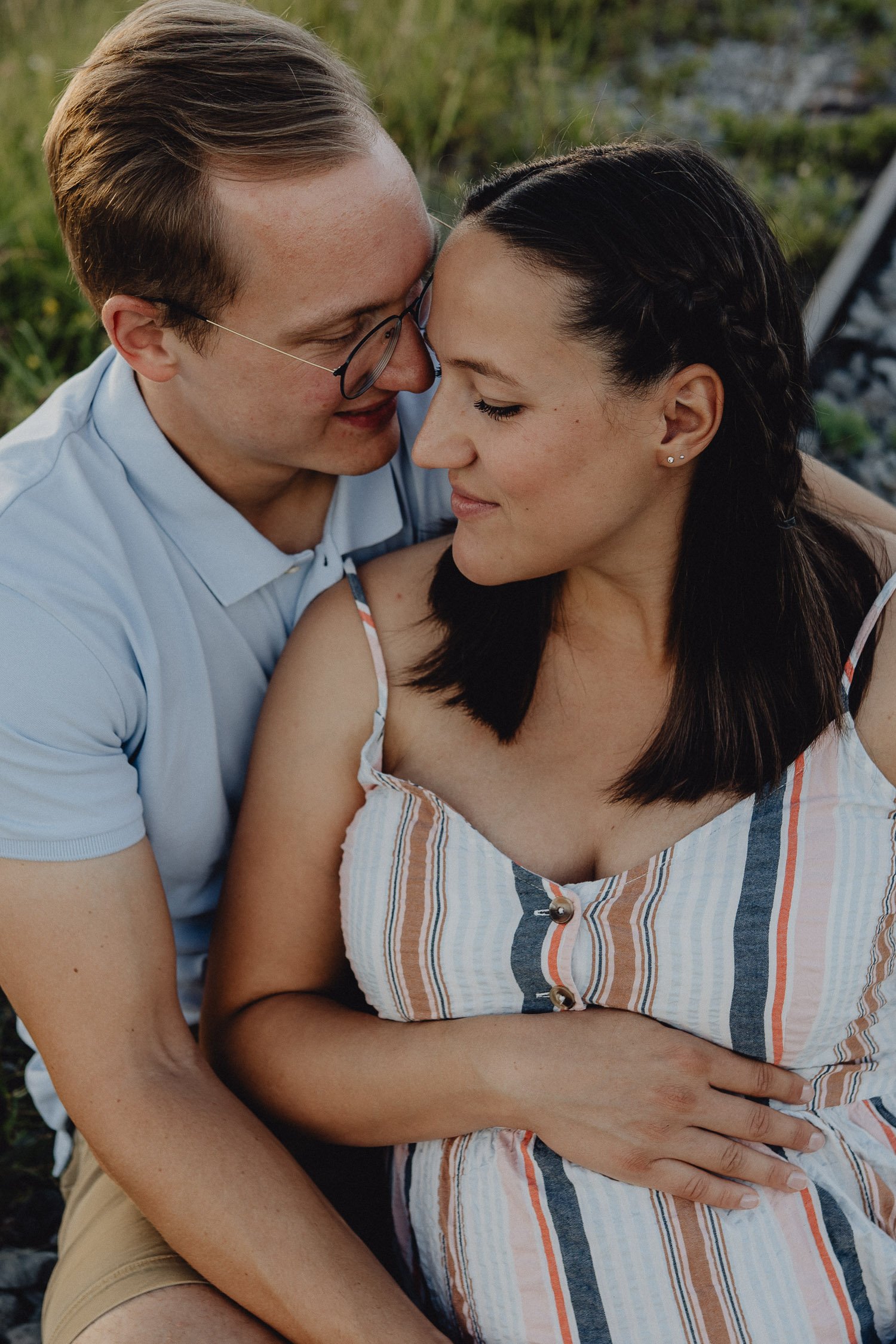 Natürliche Babybauchfotografie Vorarlberg.