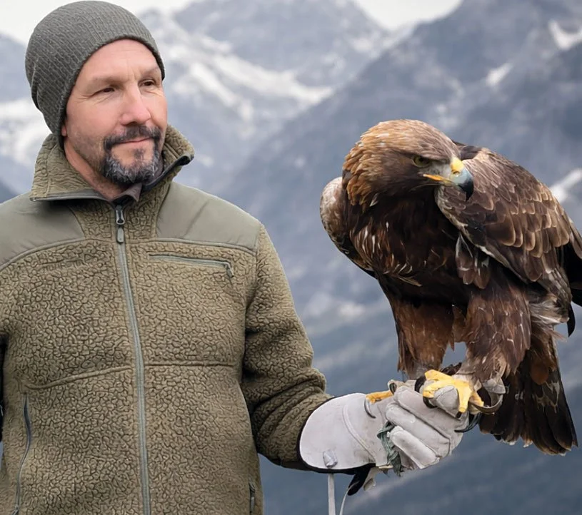 Ranger mit Steinadler auf der Hand