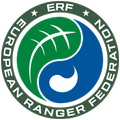 Das Logo der European Ranger Federation, bestehend aus einem grünen Blatt und einem blauen Wassertröpfchen, umkreist von seinem Namen.