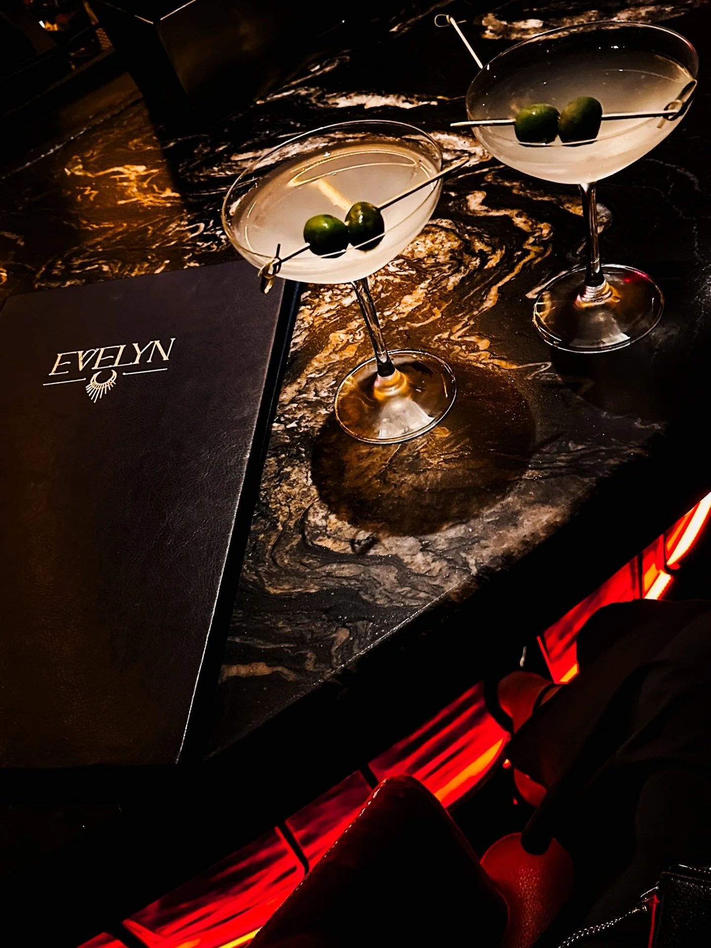 Dallas Date Night after dark? Book @evelyndallastx 

It&rsquo;s an old Hollywood steak &amp; seafood house and lounge &mdash; moody red velvet vibes, great music and a menu worth getting dressed up for. 

Our order: 
&bull; Dirty martinis at the bar 