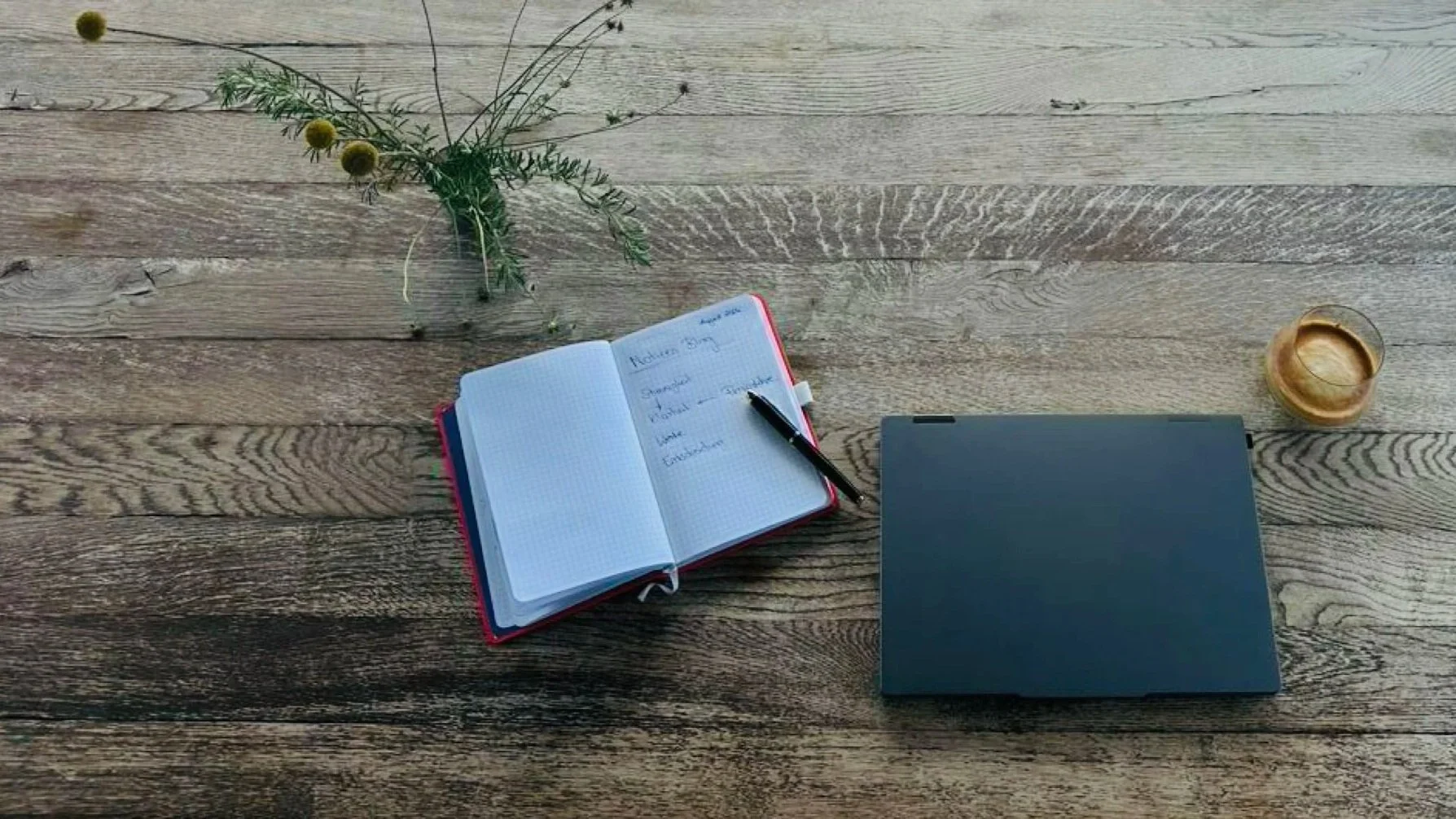 Notizbuch, Laptop und Kaffee auf einem Holztisch – Bild zum Blogartikel über Klarheit und stimmige Entscheidungen im Business- und Life Coaching.