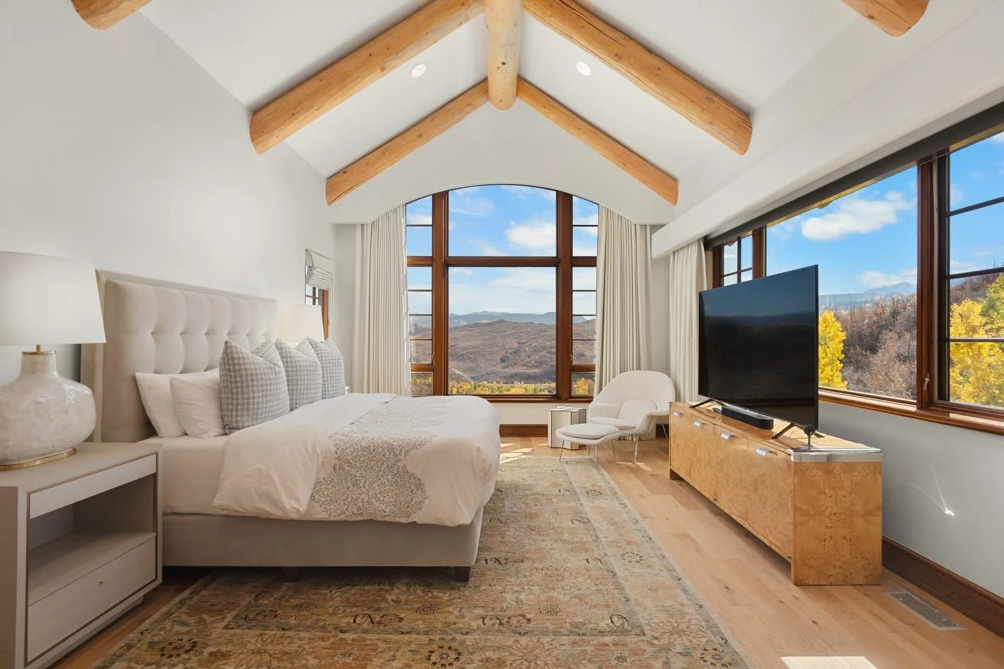 When elegance, character, and texture collide. The primary suite at 800 Oak Ridge defines this stunning combination through the use of original log beams, modern details, and warm patterns.
&bull;
&bull;
&bull;
&bull;
#home #design #luxurylisting #in