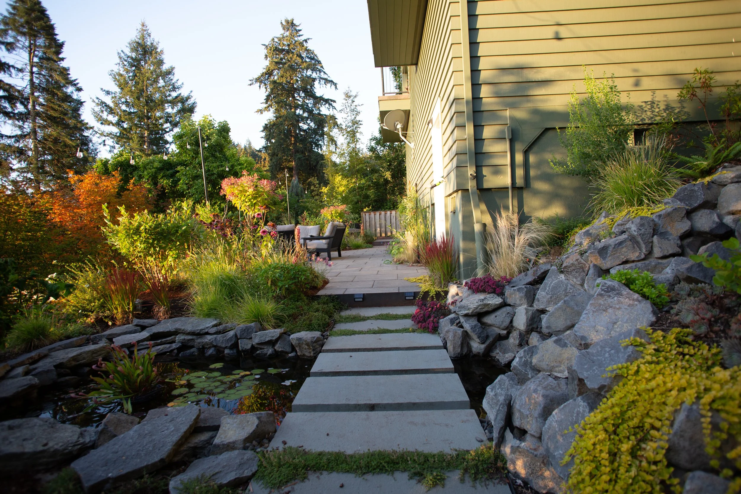 Floating steps, pond, and waterfall patio naturalistic garden by Garden Riot Designs
