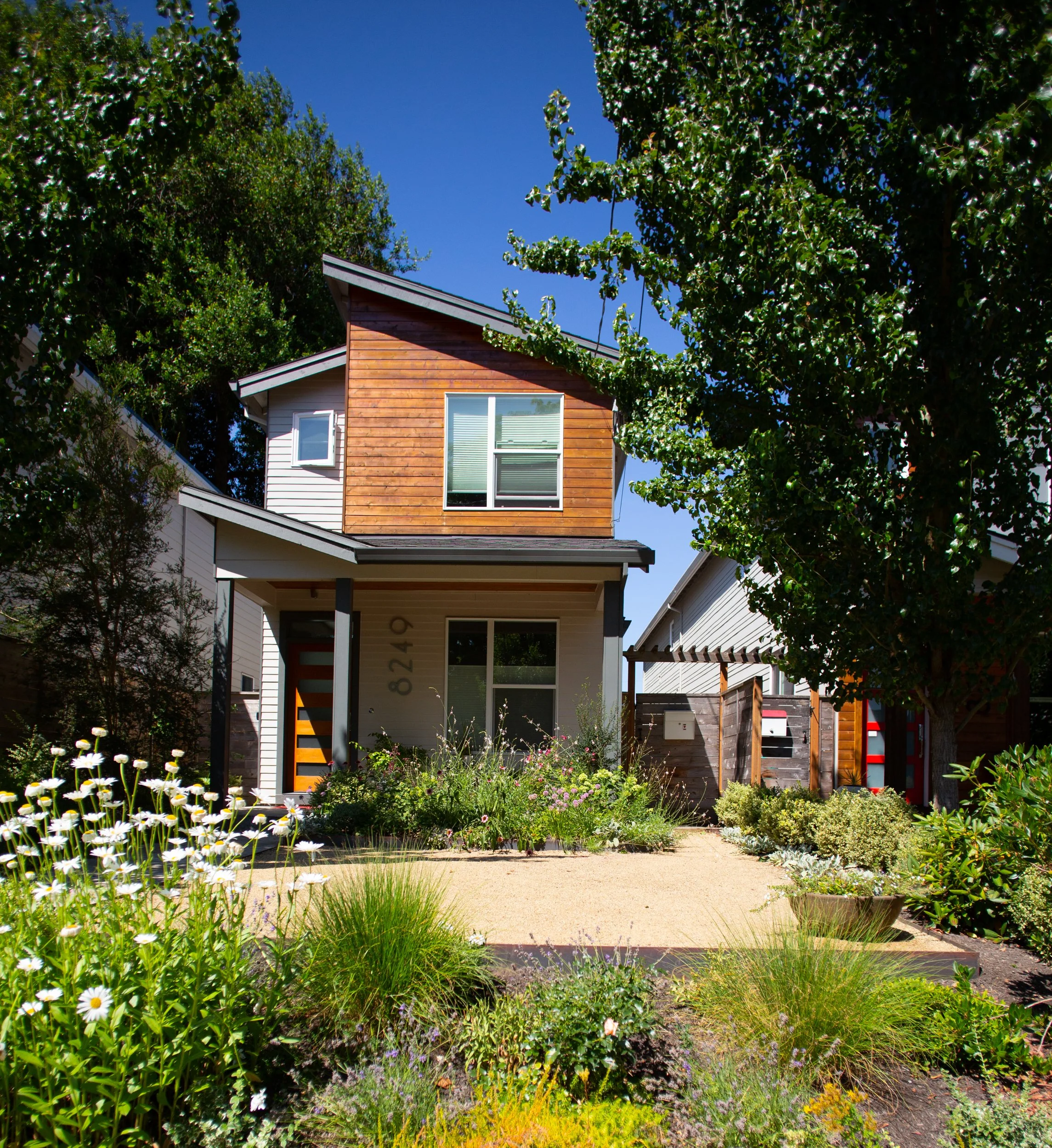 Urban naturalistic pollinator garden with decomposed granite, steel edging – Garden Riot Designs