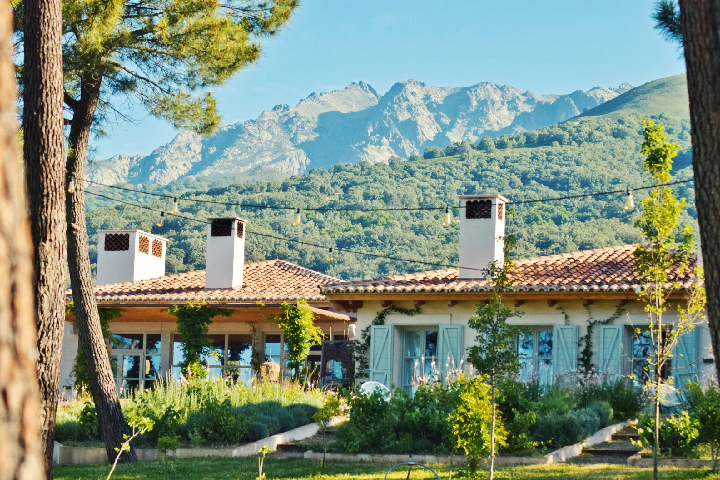 casa de campo tipo provenzal, contraventanas de madera azules, alquiler integro, desayuno incluido, escapadas familiares, retiros en plena naturaleza, retiros en candeleda, retiros en sierra de grados, yoga en el campo, retiros de lujo y exclusivos