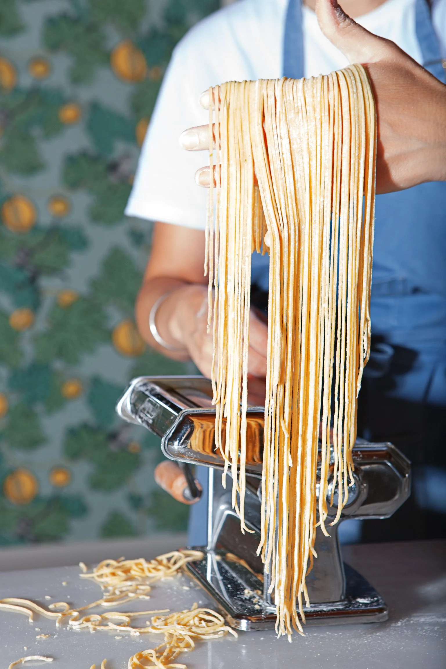 Elaboración de pasta casera en Quinta San Cayetano, experiencia gastronómica Slow Food en Candeleda. finca para retiros en Gredos show cooking pasta casera hecha al momento