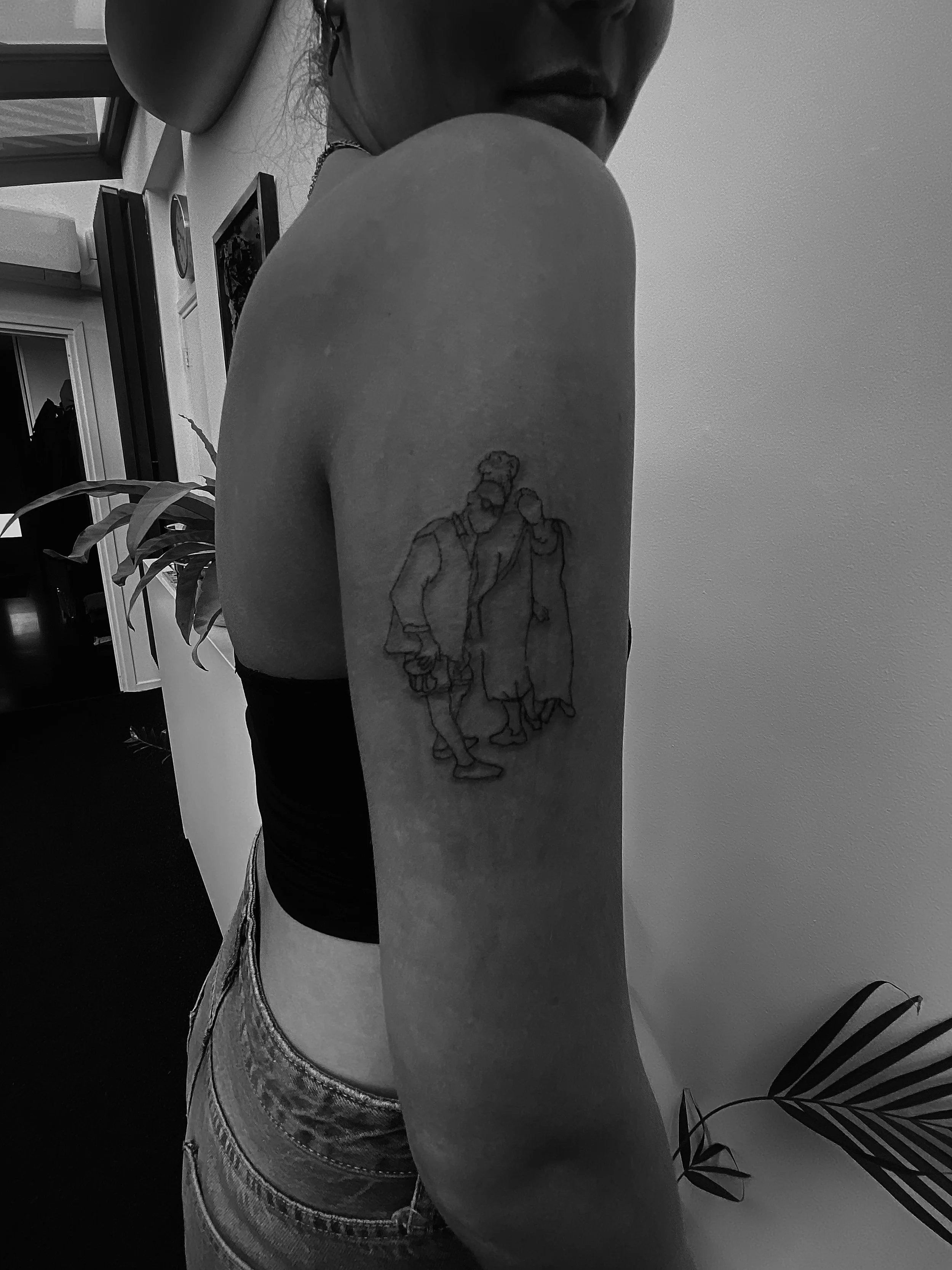   ( 60,- ) Rating Klant: ⭐⭐⭐⭐ - Minimalistische fine line tattoo in schetsstijl