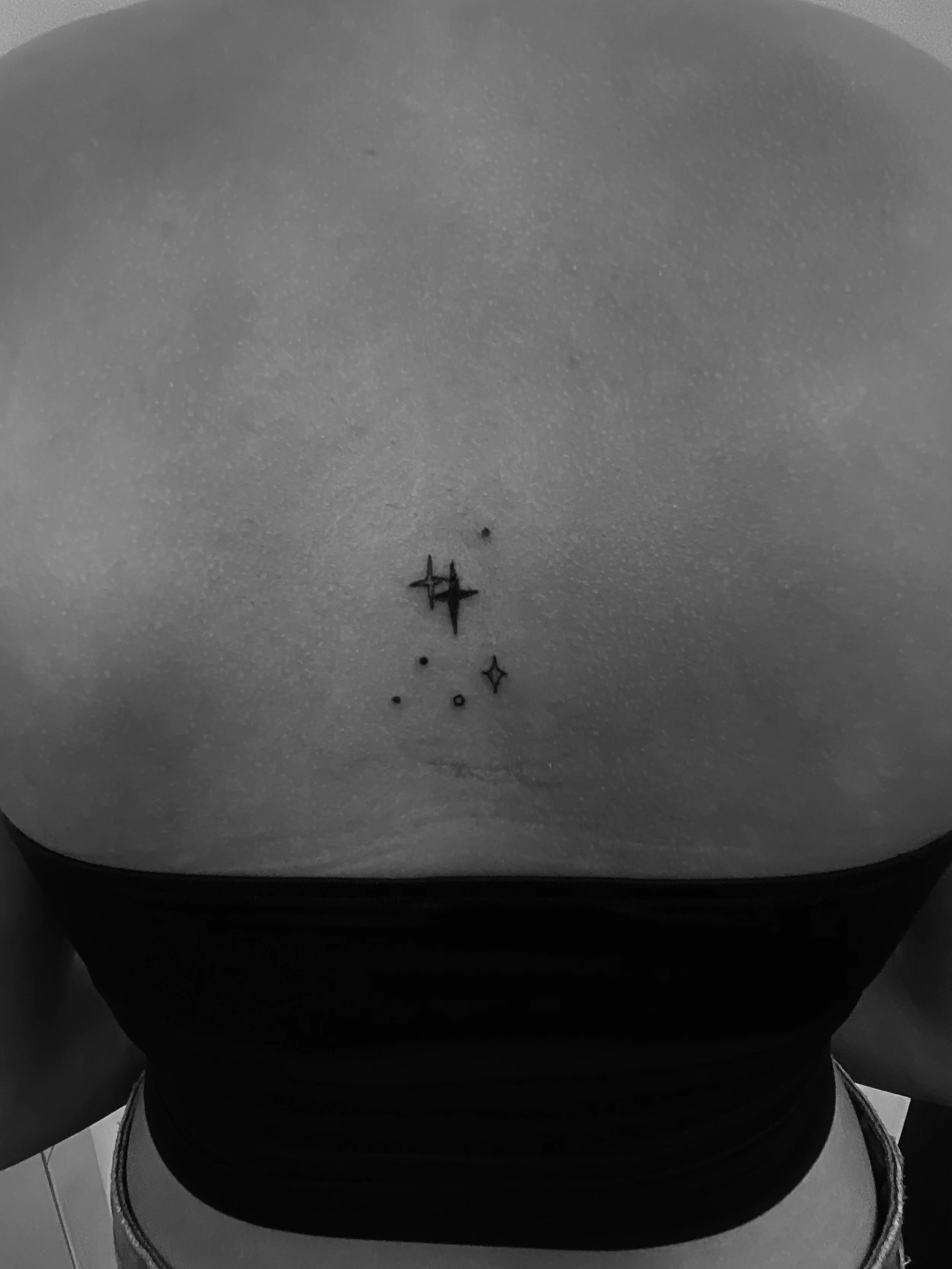   - ( 60,- ) Rating Klant: ⭐⭐⭐⭐⭐ Minimalistische fine line micro tattoo